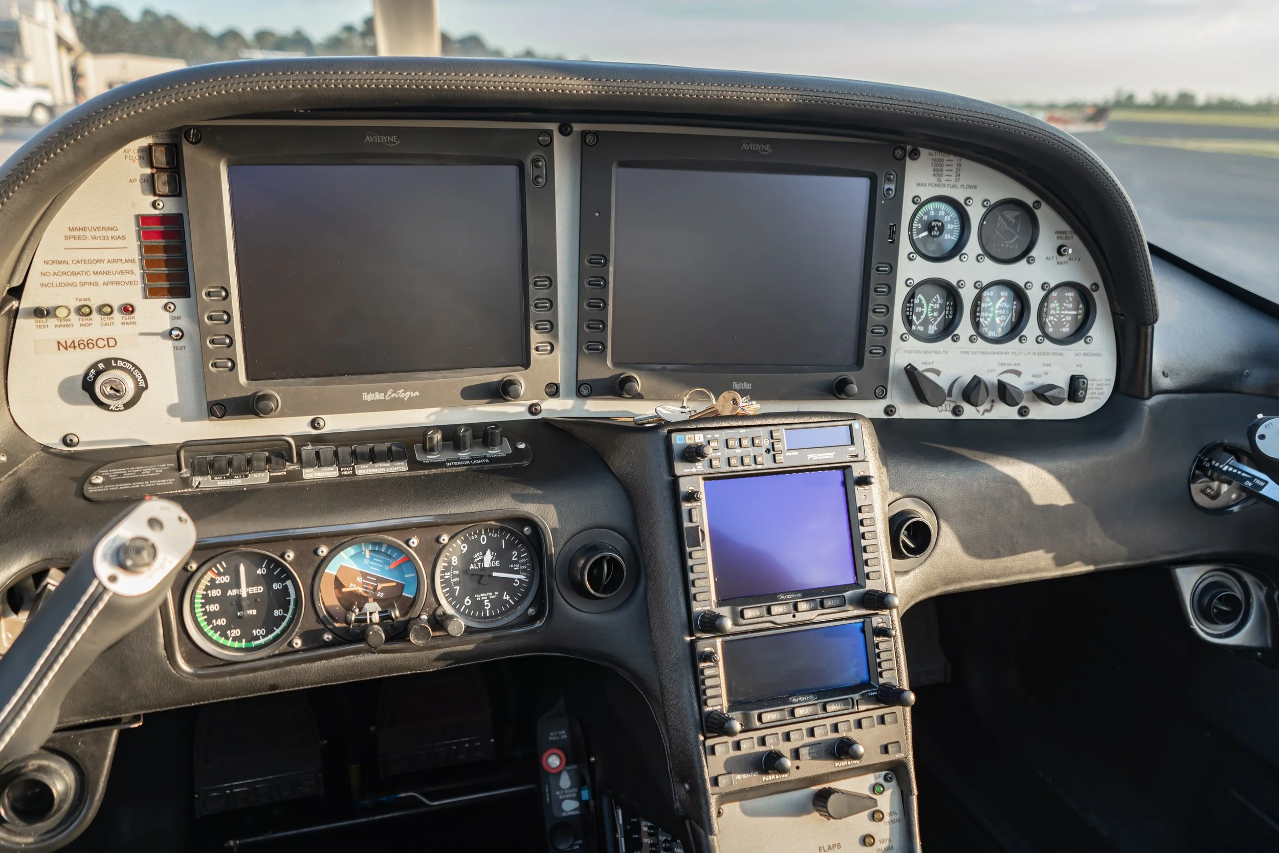 N466CD Interior-02.jpg