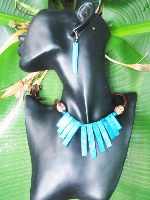 Set of coconut Necklace and earrings.