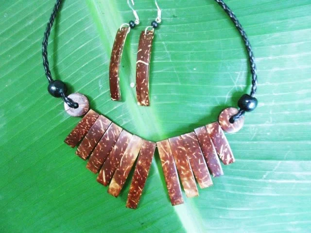 Set of coconut necklace and earrings combination of coconut natural color and stones