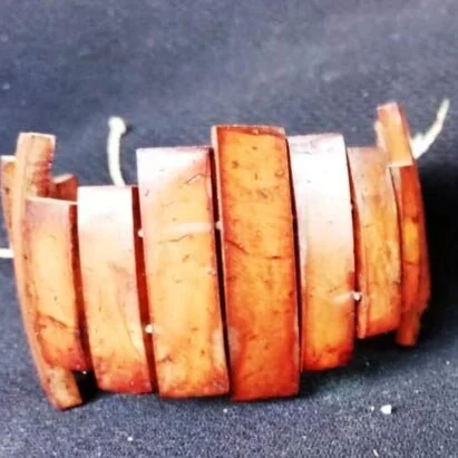 Adjustable bracelet made of rectangular coconut pieces