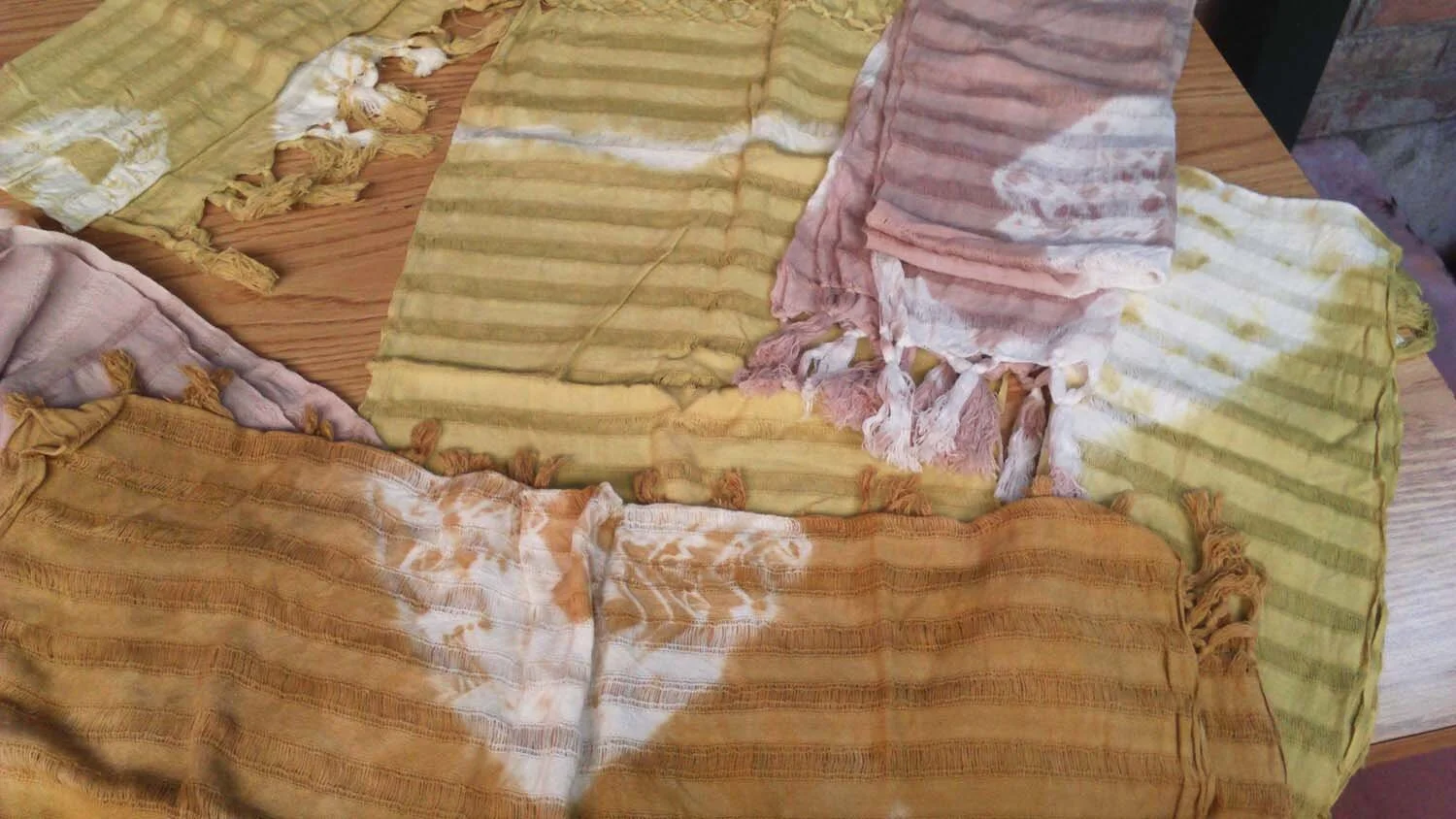 Coconut, teca and mango dyes for scarves