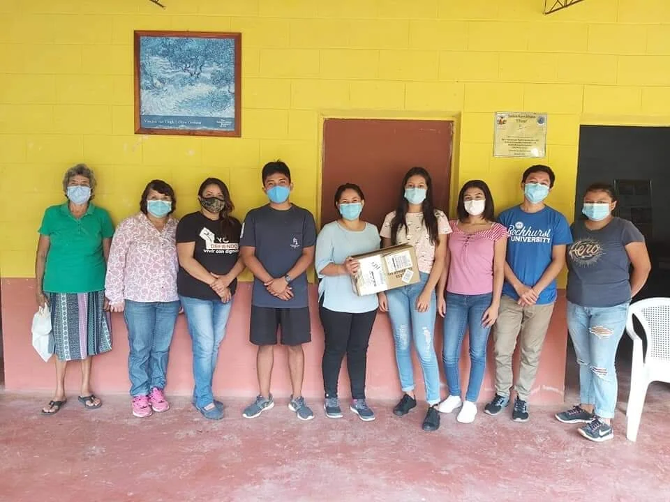 ¡Laptops y conexiones de internet para la educación de estudiantes!