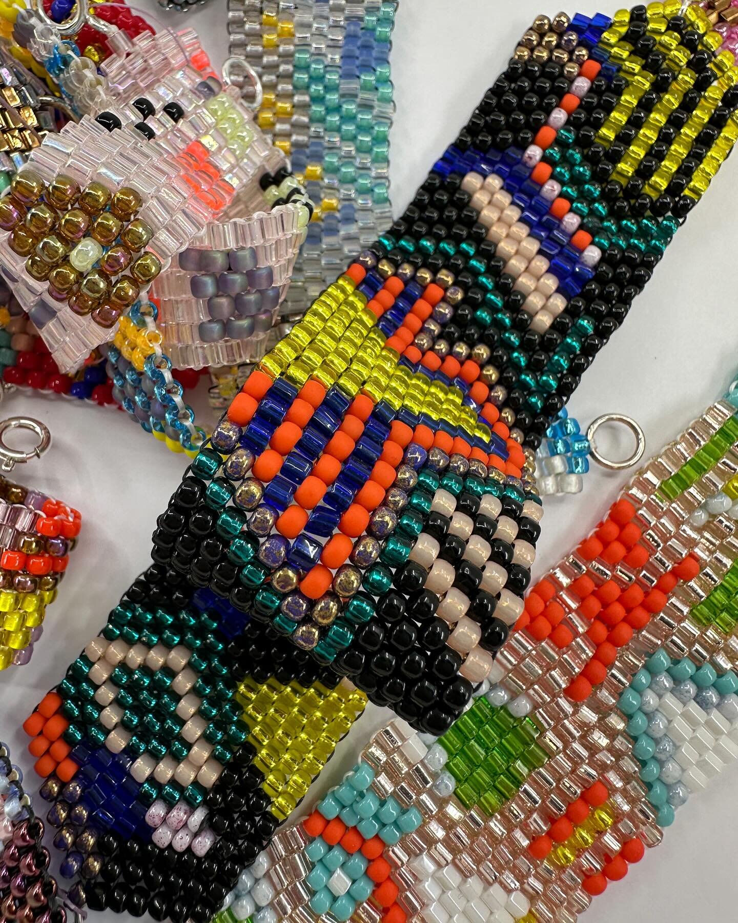 It&lsquo;s bracelet season 🫧❣️🫧

#BraceletSeason #SpringFashion #HandcraftedJewelry #FabiennemorelDesigns #ColorfulAccessories #ArtisanCrafts #SpringStyle #UniqueDesigns #HandmadeBracelets #ColorfulFashion #DesignerJewelry #SpringVibes #ArtisticTou
