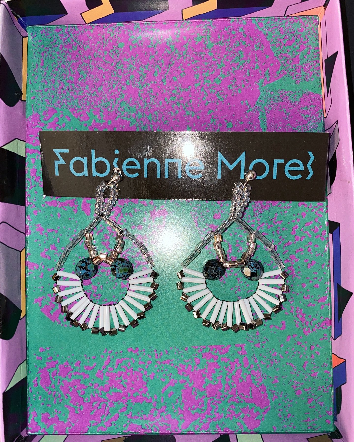 Smiley vibes only &ndash; earrings that bring the joy.

Nat&uuml;rlich! Hier sind 15 passende, kurze und wirkungsvolle Hashtags f&uuml;r deinen Post mit den Smiley Earrings &ndash; inklusive Bezug zu dir:

#FabienneMorel #SmileyEarrings #JewelryWithJ