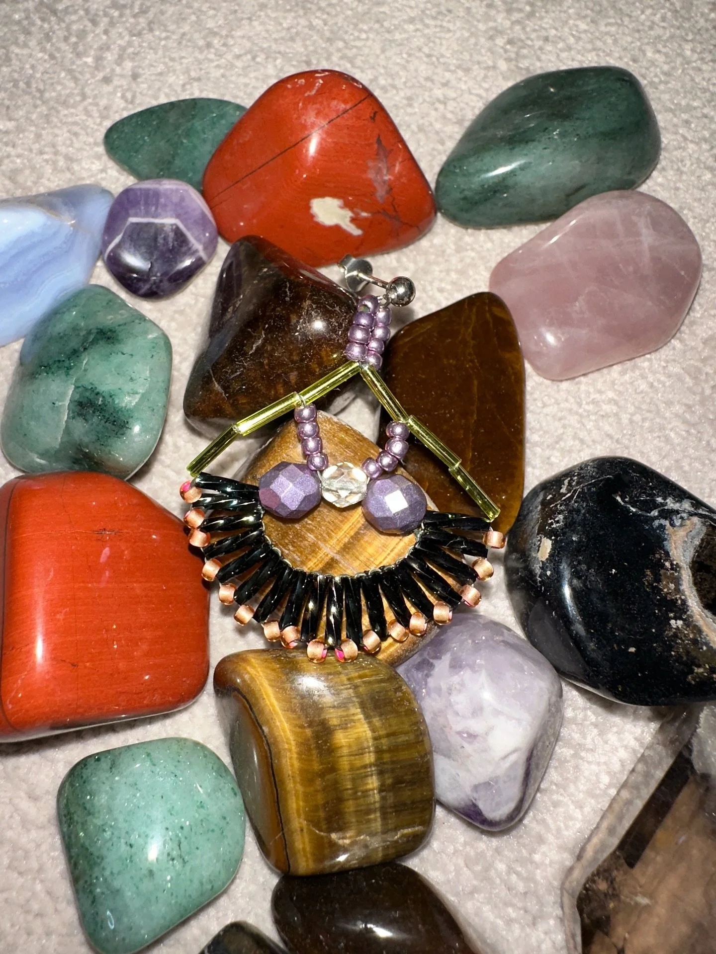 Love for stones, beads&hellip; Crystal Love 🤍

#FabienneMorelJewelry #CrystalJewels #GlassAndStoneArt #BeadedWithMagic #CrystalsAndCreations #GlassBeadsLove #StonesAndSparkle #CrystalVibes #HandcraftedWithCrystals #JewelryWithSoul #FabienneMorelCrys