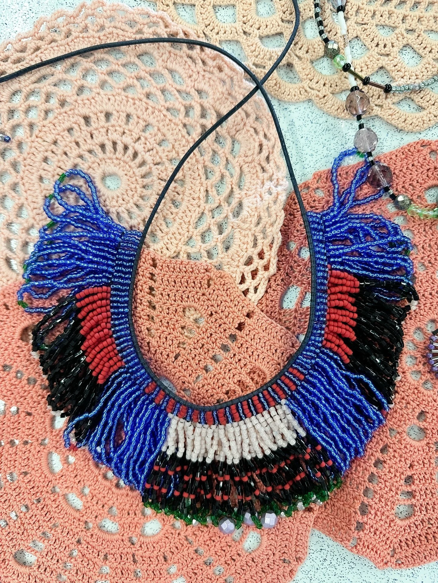 Inspired by the African tribes Ndebele and Sotho, with a touch of my own style&hellip; a beautiful neckpiece 🦚

#FabienneMorel #NeckpieceDesign #StatementJewelry #BoldDesigns #ColorfulNeckpiece #ArtisanJewelry #SwissDesign #HandcraftedStyle #Jewelry