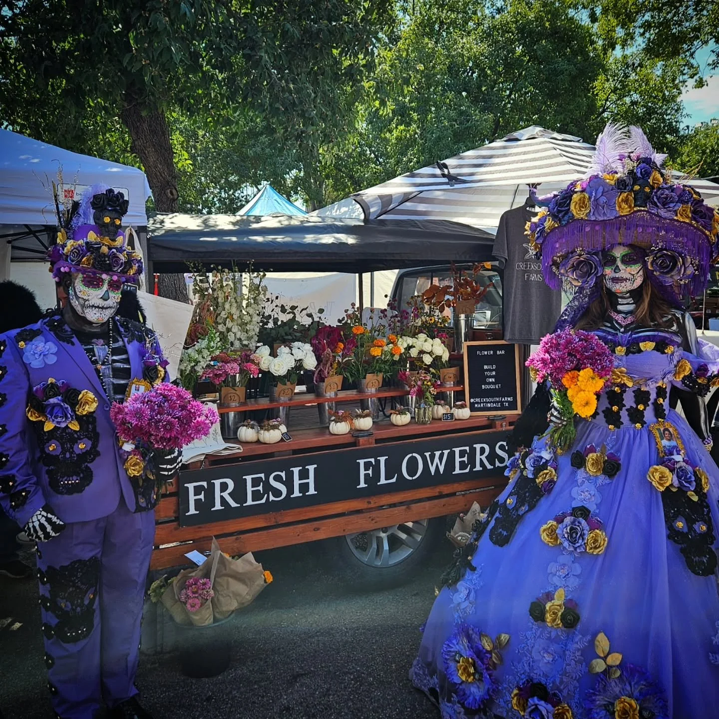 D&iacute;a de los Muertos at the @newbraunfelsfarmersmarket tomorrow! 💀🌼
Stop by the flower truck before heading over to the festival &mdash; we&rsquo;ve got fresh blooms perfect for your ofrenda or to wear while you celebrate! 🌸✨

#creeksouthfarm