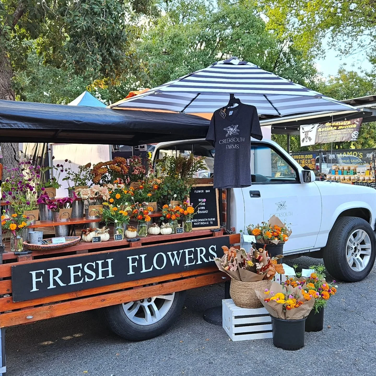 Happy Saturday! We're all setup  at the @newbraunfelsfarmersmarket today til 1pm! Come stock up seasonal local veggies and flowers. Cheers! 

#newbraunfelsfarmersmarket #supportlocal #farmfreshflowers #creeksouthfarms #texasgrown #shopsmall #locallov