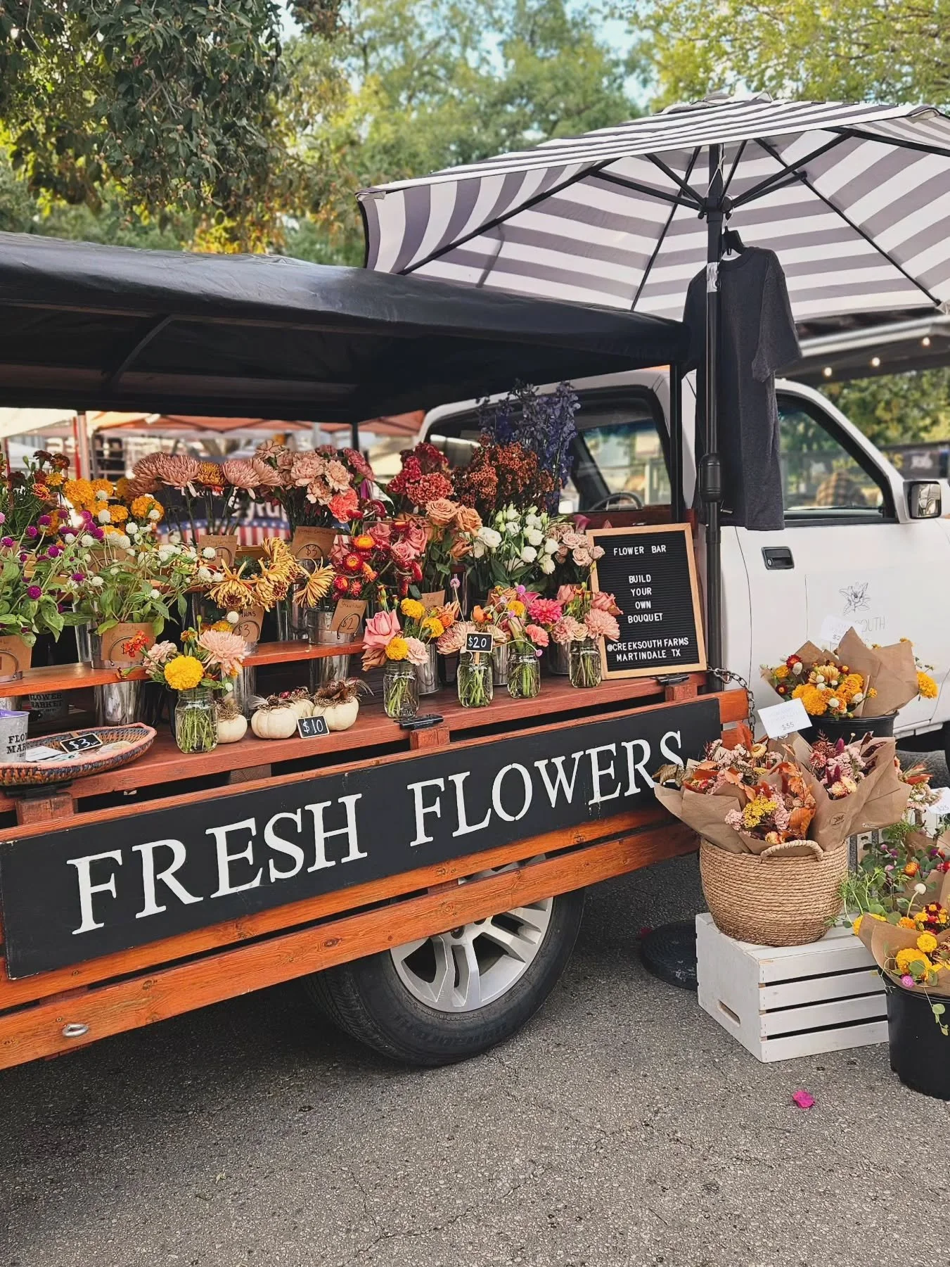 Finally feels like fall y'all! 🍁👻🎃 We're all set up at the @newbraunfelsfarmersmarket today til 1pm! Come grab some fresh veggies and cut flowers. 

#newbraunfelsfarmersmarket #supportlocal #farmfreshflowers #creeksouthfarms #texasgrown #shopsmall