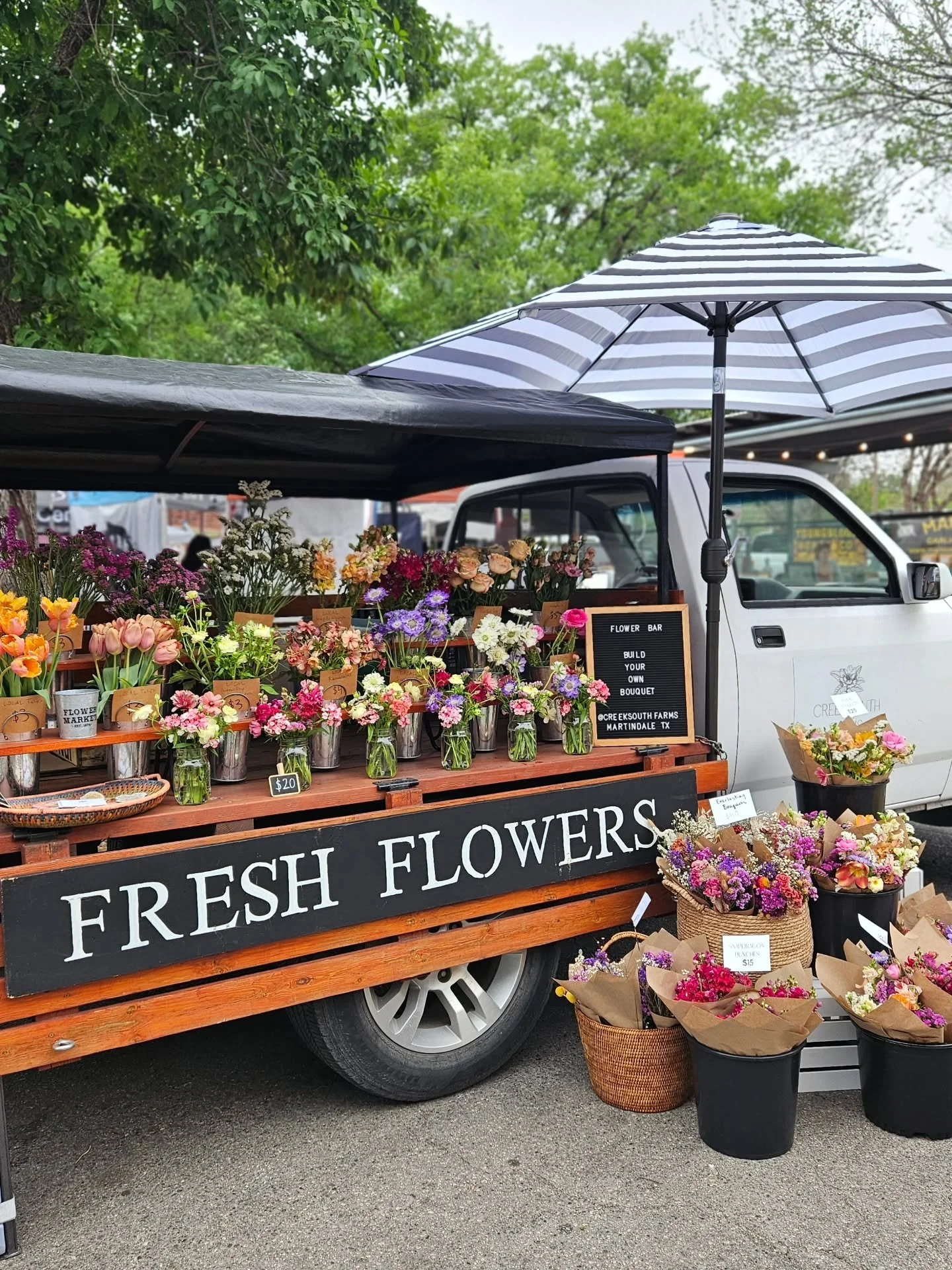 Happy Saturday Flower Friends! We're back at the @newbraunfelsfarmersmarket today! Come say hello and grab a bundle of onions and flowers.

#creeksouthfarms #farmersmarketfinds #nbtx #newbraunfelsfarmersmarket #texasfarm