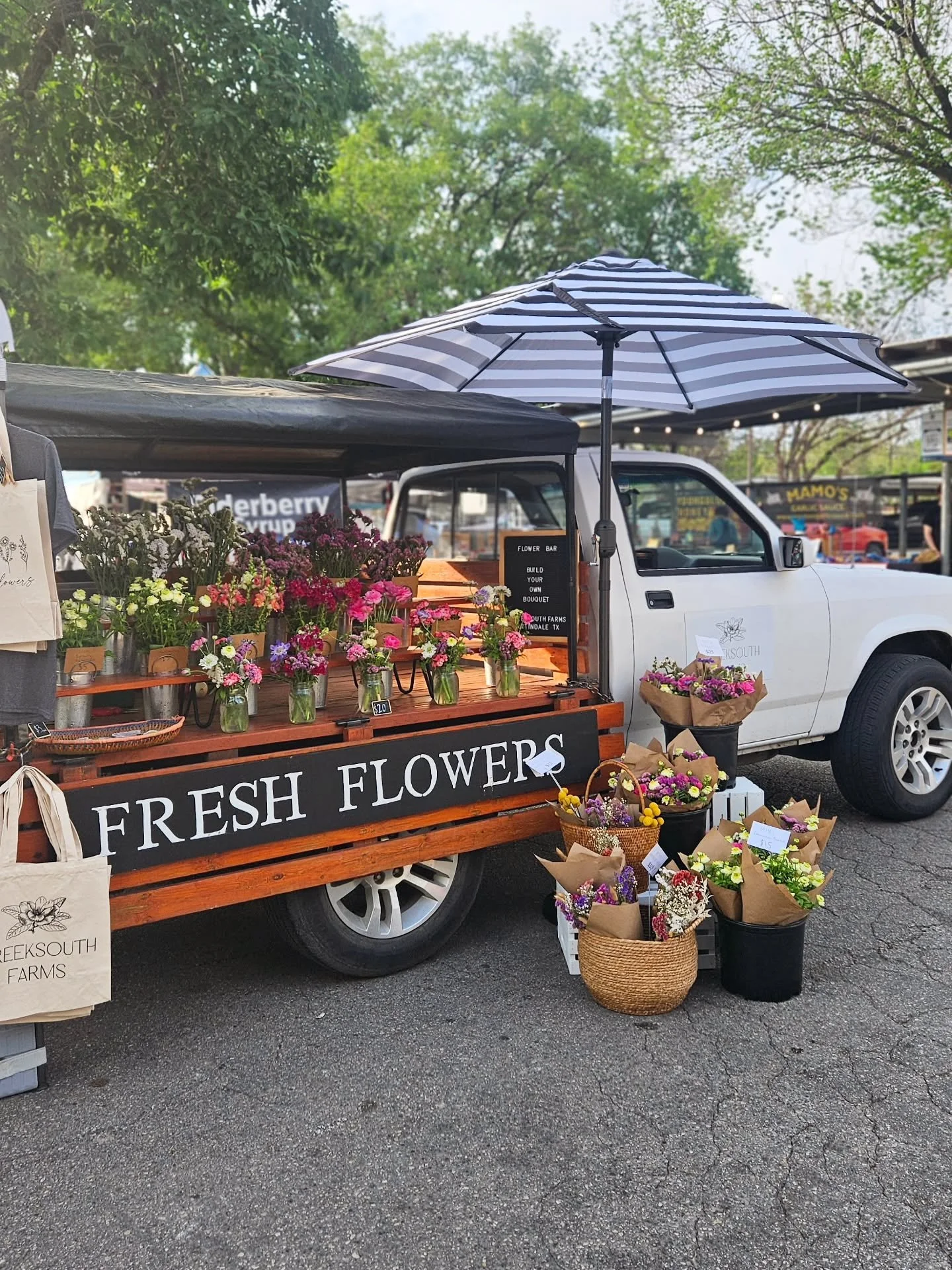 Happy Easter Eve 🐇✨
Come stock up on all the local goodness&mdash;fresh blooms, farm-grown beauty, and a little taste of the season waiting for you.
We&rsquo;ll see you at the @newbraunfelsfarmersmarket 💐

#creeksouthfarms #farmersmarketfinds #shop