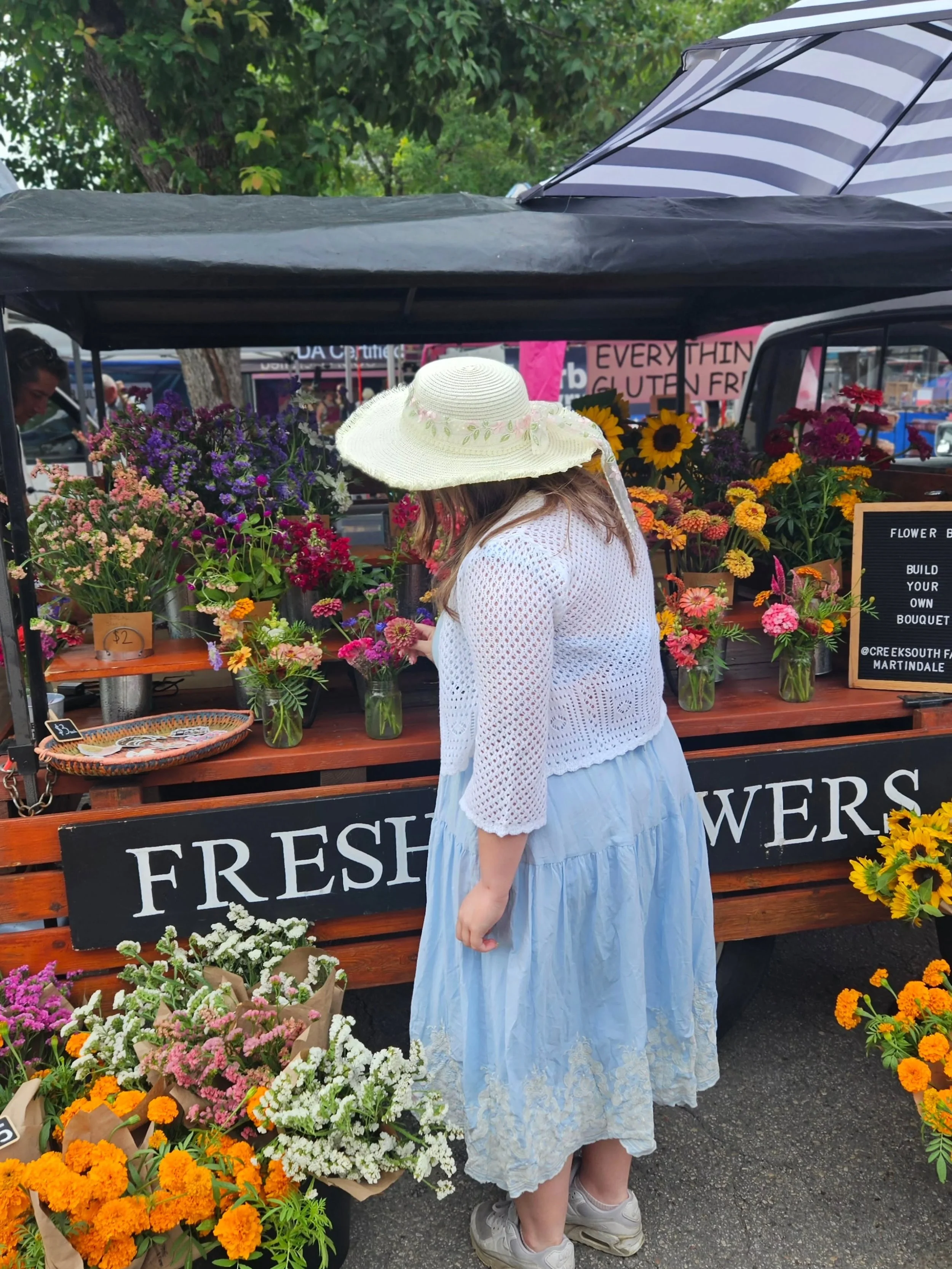 Saturdays are for fresh flowers, farm-fresh produce, and slow mornings at the market. 🌻✨ Come soak it all up with us this weekend&mdash;we'd love to see you!

@newbraunfelsfarmersmarket

#creeksouthfarms #texasflowerfarm #farmersmarketfinds #shoploc