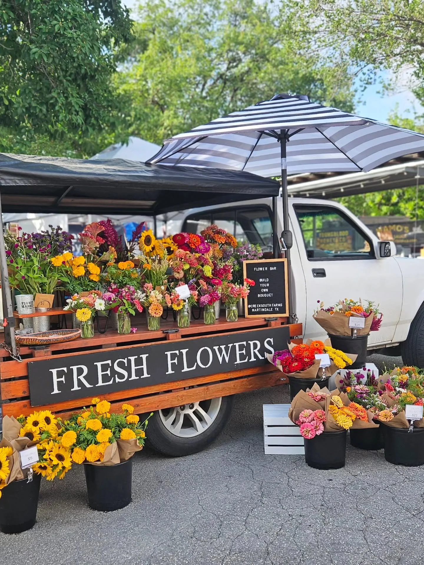 Shorty is back! 🌸🚚

After a couple of weeks of Jared flying solo, we&rsquo;ll be back at the market this Saturday with the flower bar, fresh bouquets, seasonal produce + goat meat.

See you Saturday! @newbraunfelsfarmersmarket

#flowertruck #flower