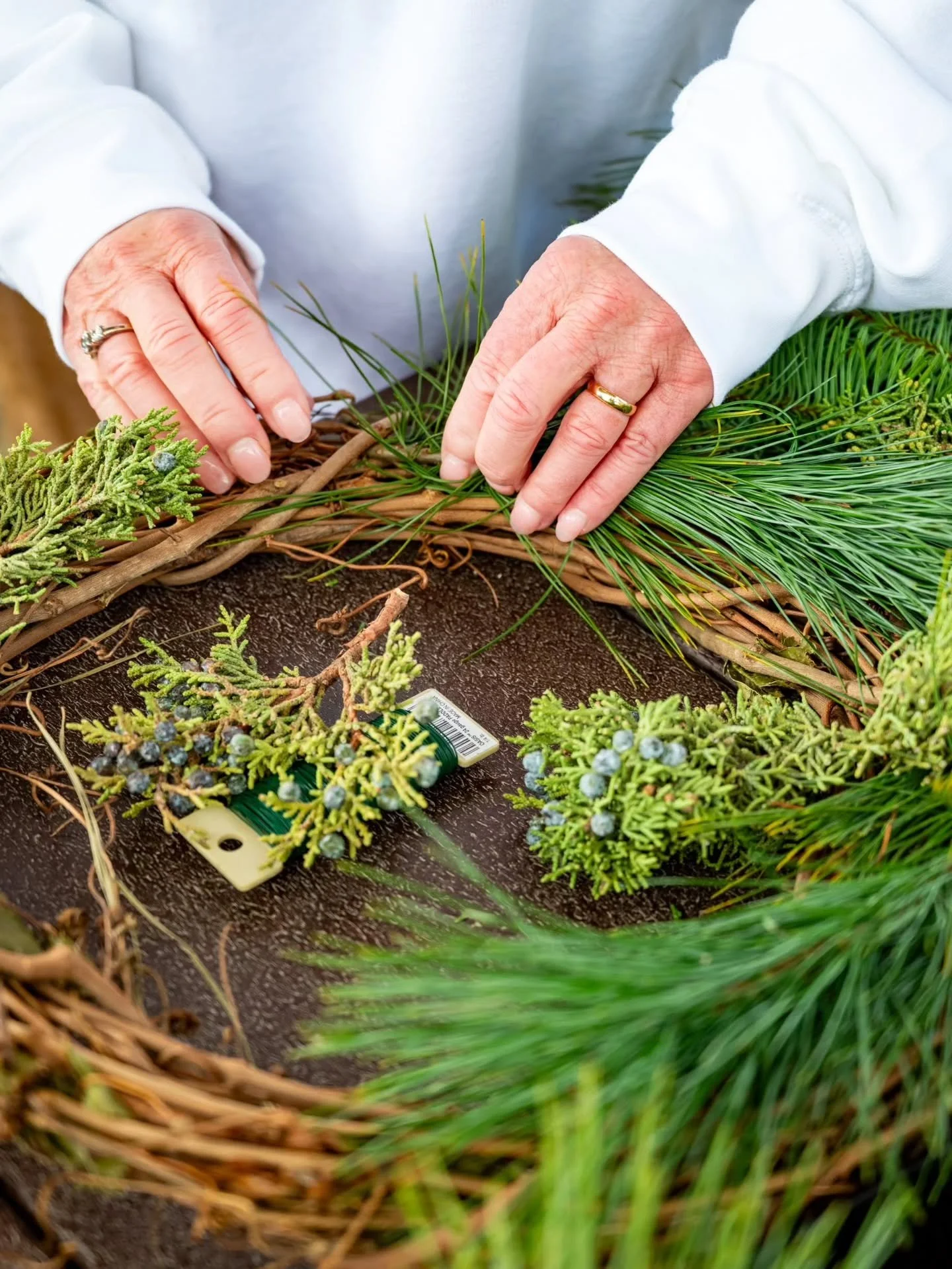 It&rsquo;s never too early to start planning those holiday gatherings. 🎄✨

Looking for a fun, creative way to bring your people together this season? Let us co-host a wreath workshop!

You provide the space, we&rsquo;ll bring the supplies, flowers, 