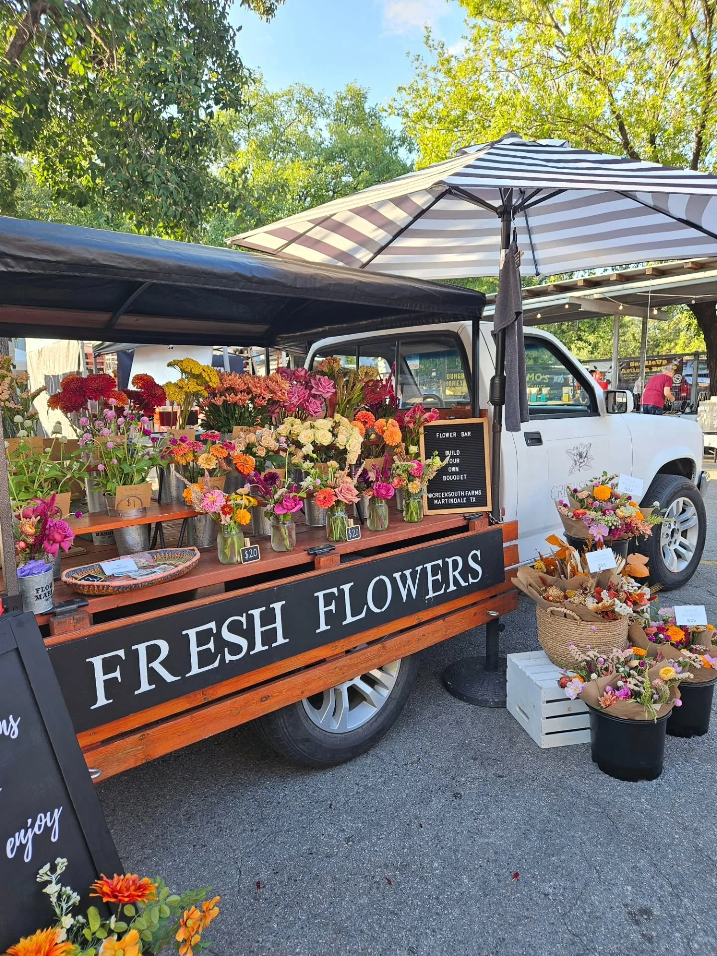 Nothing like a crisp fall morning at the @newbraunfelsfarmersmarket 🍂🌼

We&rsquo;ll be back tomorrow with our flower truck, buckets of fresh-cut blooms, seasonal veggies, and all cuts of goat meat back in stock!

We&rsquo;re so happy to be back in 