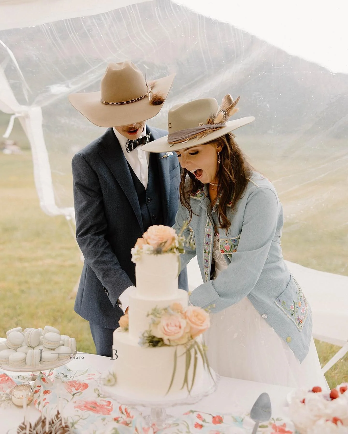 We&rsquo;re long overdue in sharing the beauty of last year&rsquo;s wedding season. Looking back on these warm Summer days bursting with color is just what I needed on this snowy January day. 
@jillianbrownphoto captured this sweet couples day so per