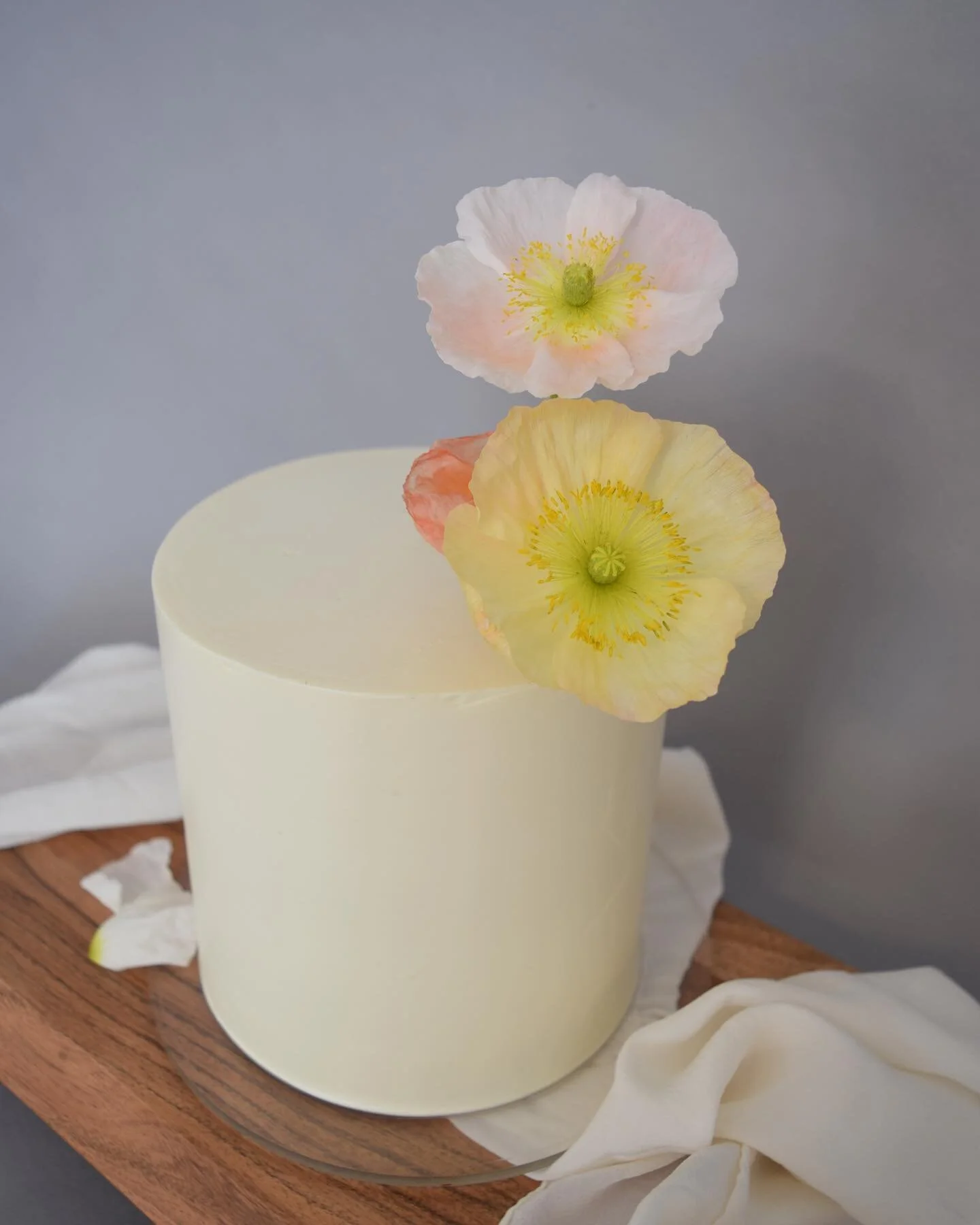 Finding myself in a forever love affair with Icelandic Poppies.. 
These beauties are one of the hardiest and earliest springtime blooms we get from the flower garden. In need of all the reminders that beautiful blooms are just around the corner.. 😌