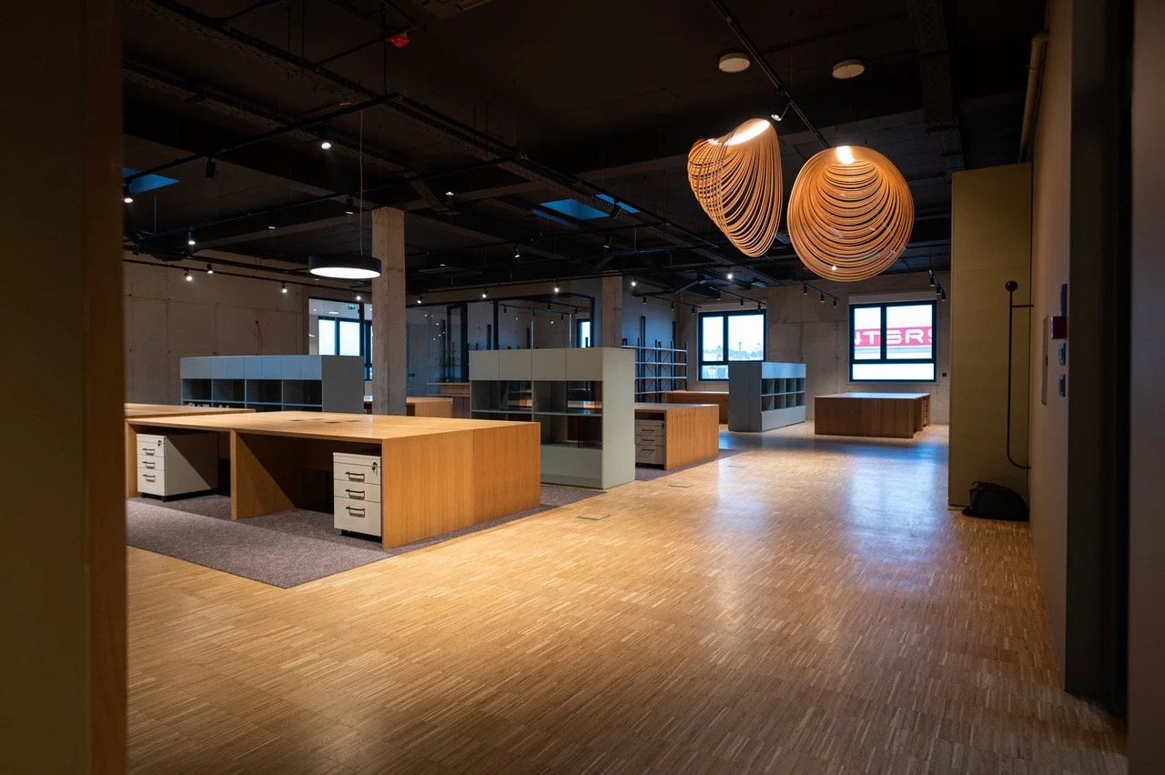 FUNCTIONAL OFFICES 400m2<span>enriched with the warmth of wood and a rich color palette</span>