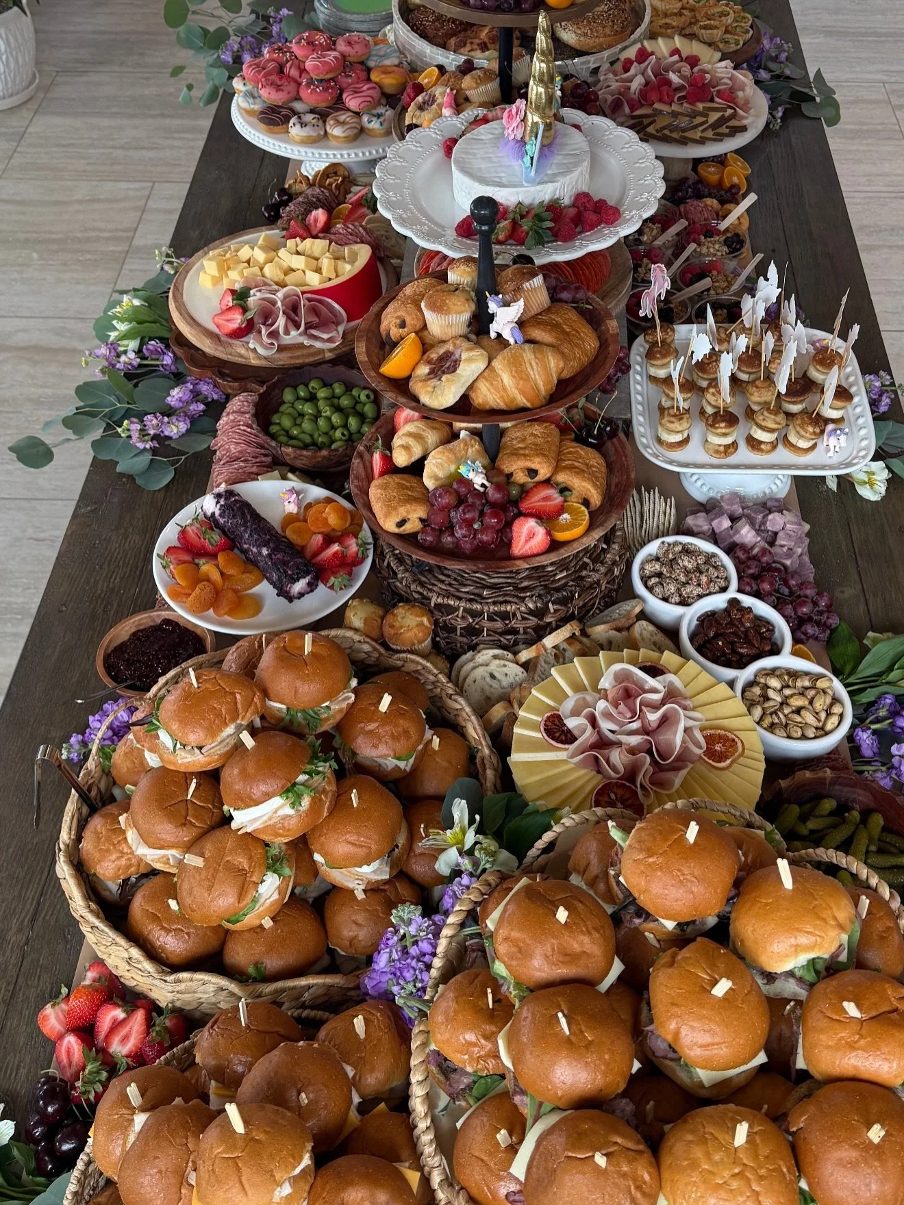 Elevate your next gathering ✨

From intimate celebrations to weddings, corporate events &amp; everything in between &mdash; Bleu Oak Charcuterie creates beautiful grazing experiences designed to impress.

Serving San Diego &amp; surrounding areas 🤍
