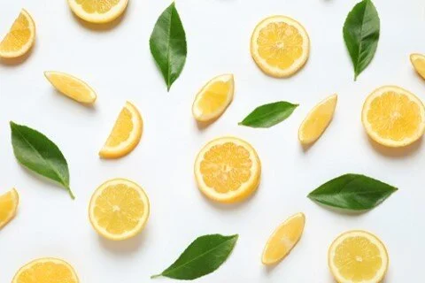 We know citrus makes a good natural cleaner, but did you know it also has some benefits to your mood? Lemon essential oil is known to reduce anxiety, and uplift your mood.
🍋🌿🍊✨
We've used this energising scent in our ranges, including our laundry