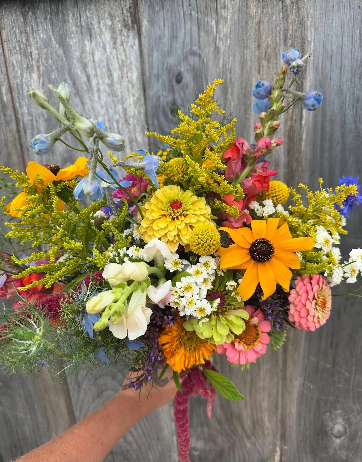The last few weekends have been full of wildflower color!! Love love love playing with farm grown annuals, perennials, and foraged wildflowers for these juicy mixes.
