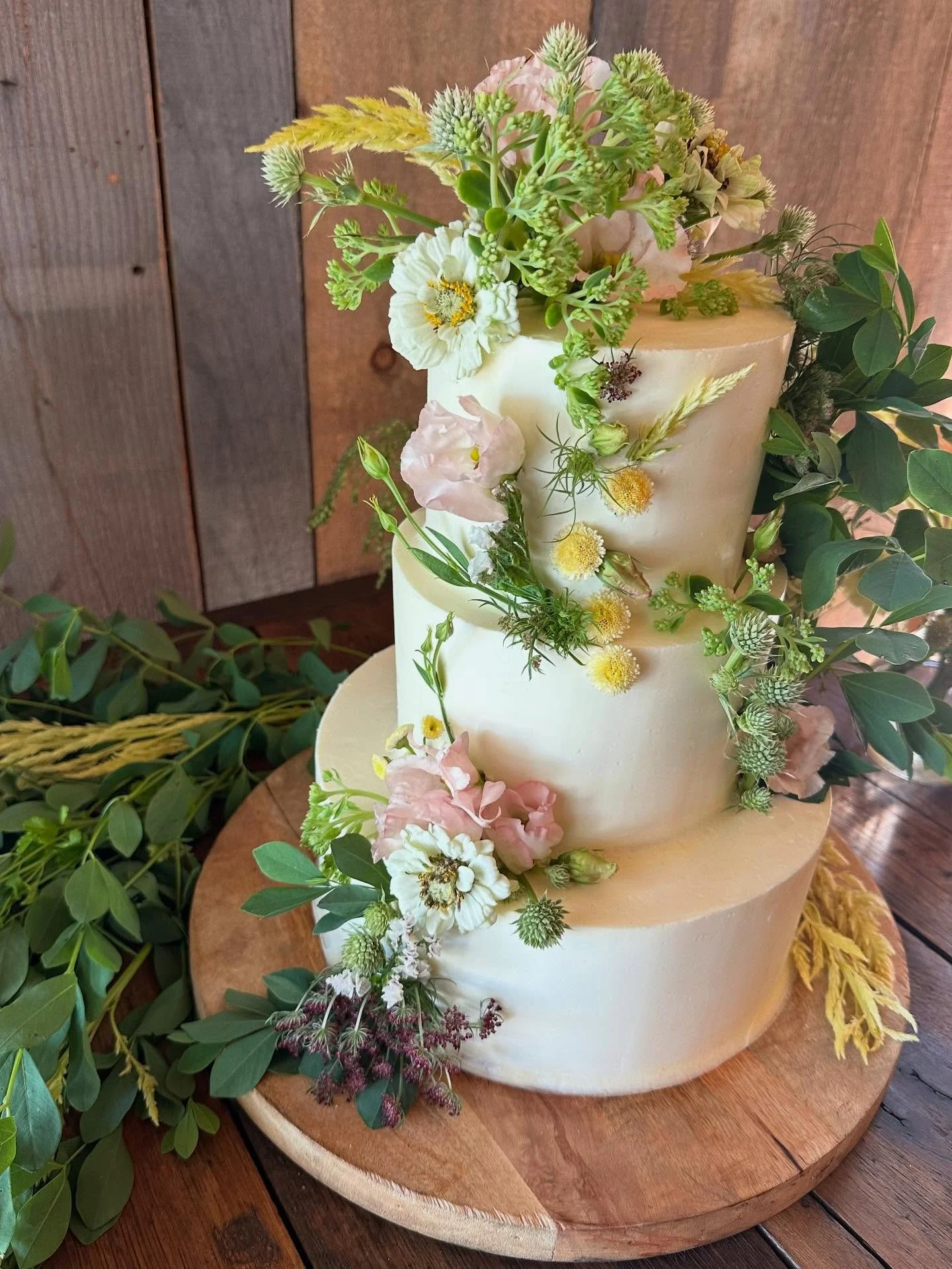Finishing up three weekends in a row @primorestaurant @eventsatprimo ! This is one of our fav spots to design in- a truly farm to table experience with kind staff in a gorgeous barn space. Peep this cake from the pastry team, adorned with Dandy Ram f