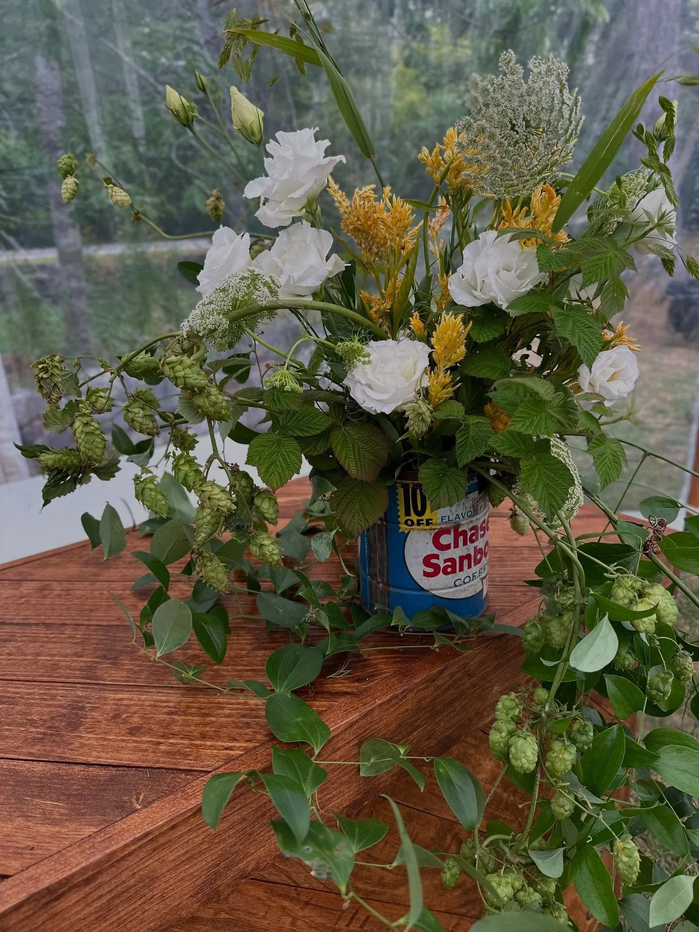 This past weekends wedding was so much fun to design!! Working in thrifted vessels, it was full texture, foraged, fruiting vibes. Hops, tomatillos, and pears meet lisianthus, golden rod, and snapdragons. 100% of the florals were harvested here on the