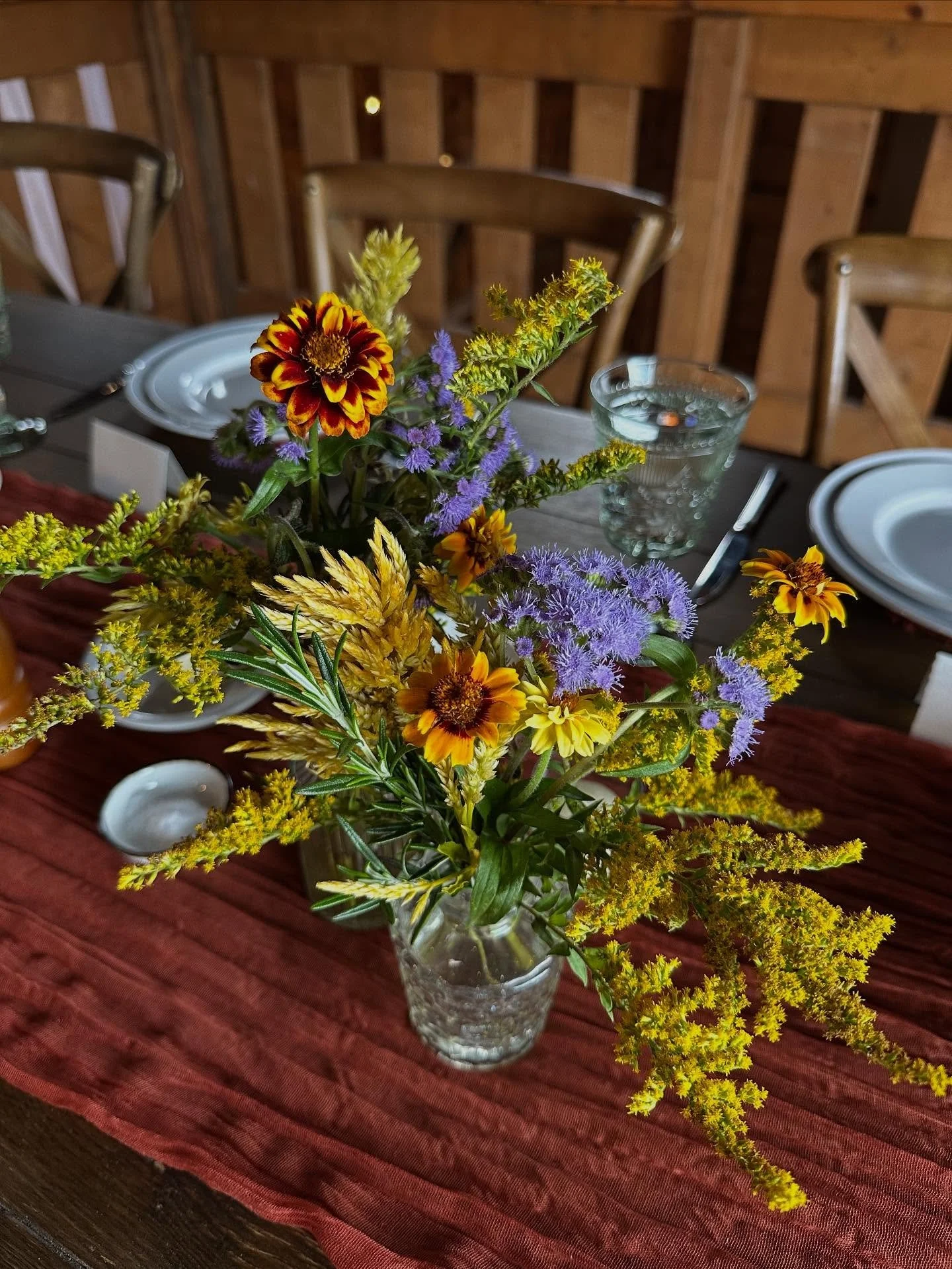 Budvase clusters!!! When we design tables that will be a family style meal and/or with lots of candles, budvases get placed in lil groupings. If you are DIYing your table florals, mix and match height of both stems and vases here to give it a full lo