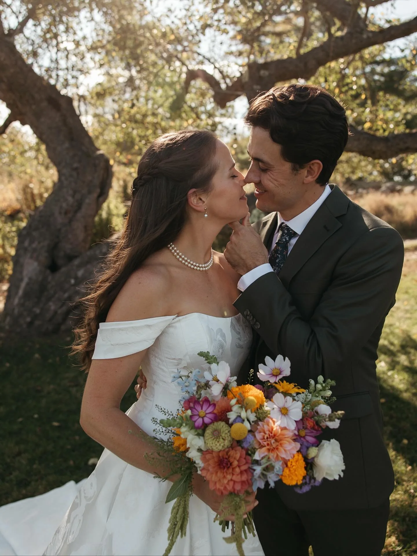 Our farm grown florals get to witness the sweetest of life’s moments! Loved designing this summer color forward event this fall for G + D at one of our fav venues, @topslfarm 
Pc @magicarrowphotography