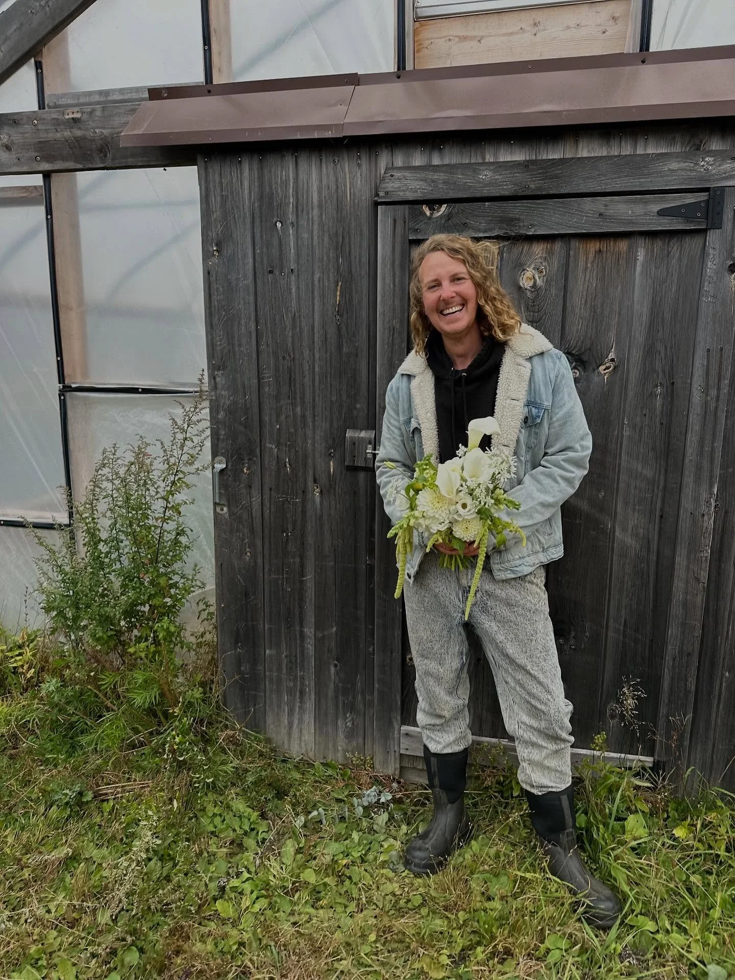 POV you are a farmer florist designing the last focal bouquet of the 2025 wedding season! We did it! 30 or so weddings done, so much love. Swipe for the zoom in. Gorg calalilies thanks to @carolyn.snell by way of @maineflowercollective 
Pc by ever p