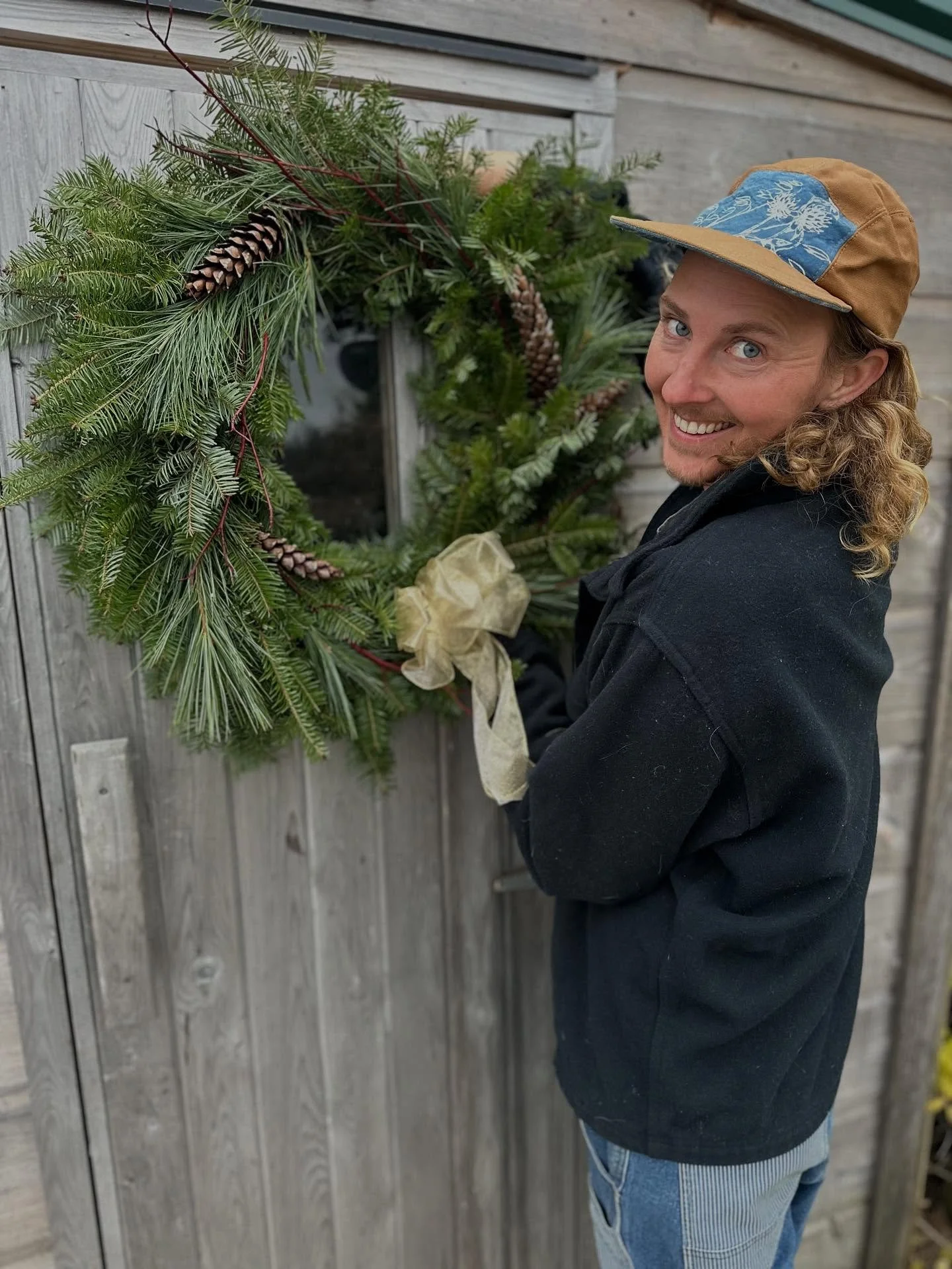 The holiday shop is nowwww open! Wreath pre-orders are live on the website- link in bio. Two shipping dates to choose from, a local pick up date, and lots of style options this year! We are excited to introduce our floral candles, greens boxes, and n