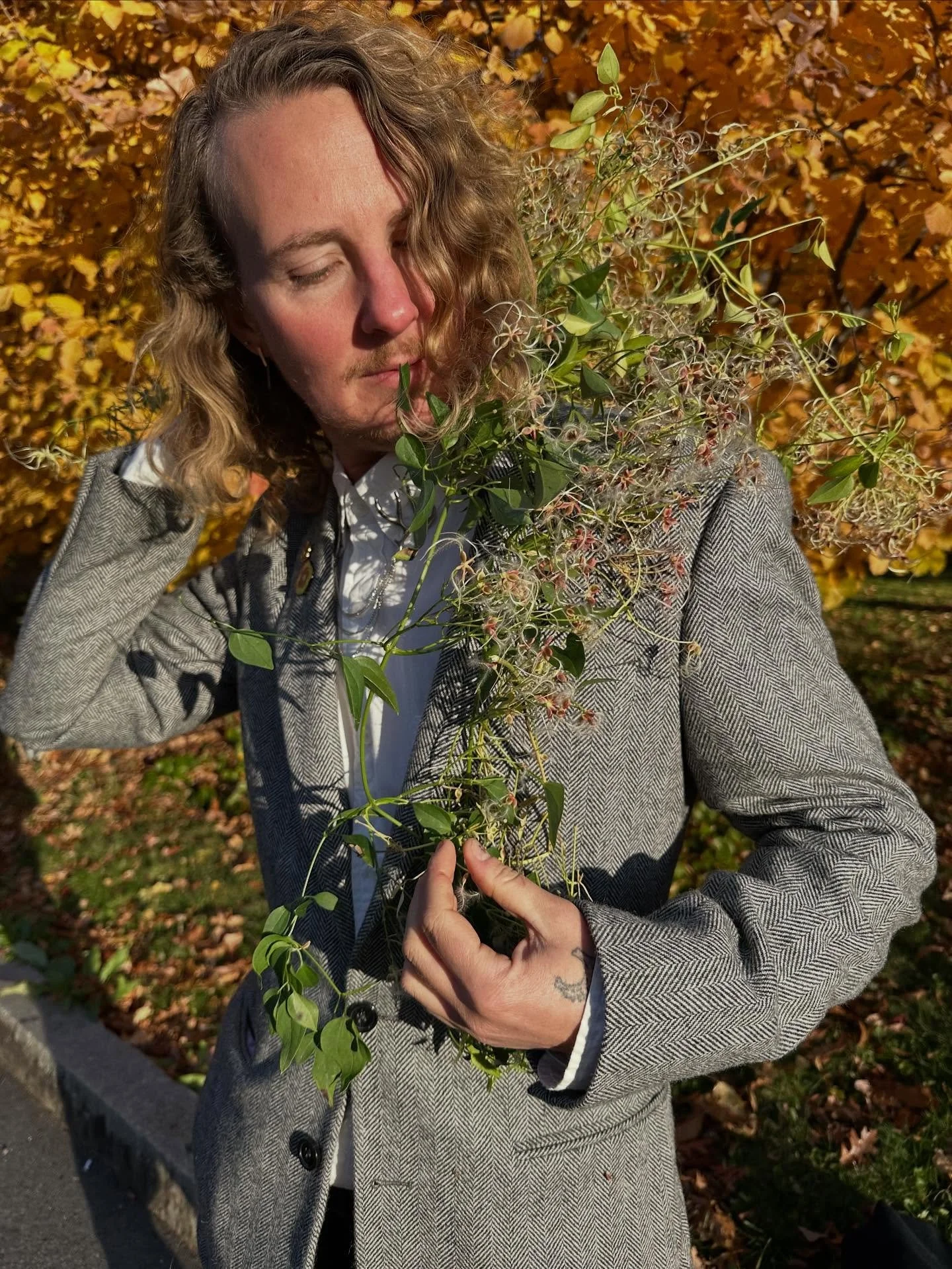 Full fall clematis lapel for the dramaaa

Brb- headed somewhere more dramatic with my bagel boo @sparkbagel for our fall pause. All shipping will resume next Friday and thanks for your patience on our response times! 😘