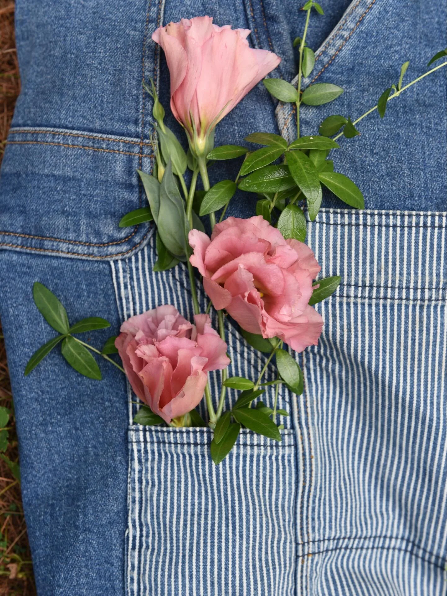 Ode to my fav outfit combo to design in! Scaling ladders, loading and unloading vans, fluffing florals, and cleaning candle chimneys in style 💁🏼&zwj;♂️

Hey @ripton_co and @vans want to sponsor a whole team uniform of dandy ram freelancers this yea