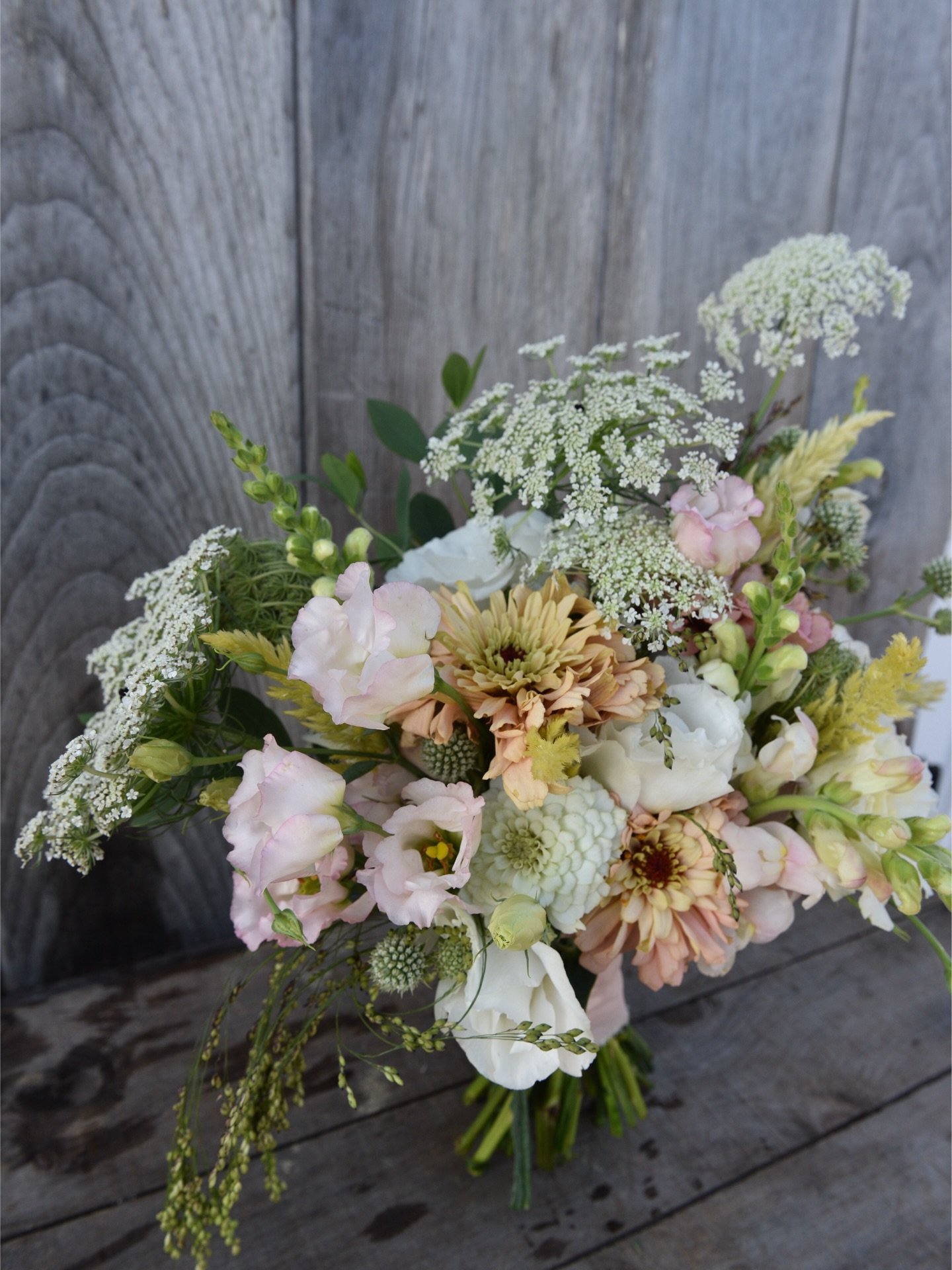 My new comfort food is flowers + early 2000s nostalgia music. 

A heads up that our wedding books are almost full for this year! Please reach out soon if you want our team to floral your day!

1st pic- bouquet for a garden forward ceremony
2nd pic- C