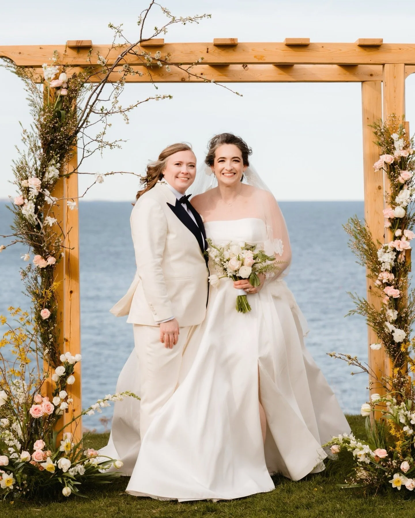 Cheers to the first wedding of the season and so many congrats to H + L! Loved designing this springy event @cliffhousemaine literallyyyy on the edge of an epic seaside cliff with flowering branches, sweet pea foliage, @maineflowercollective tulips, 