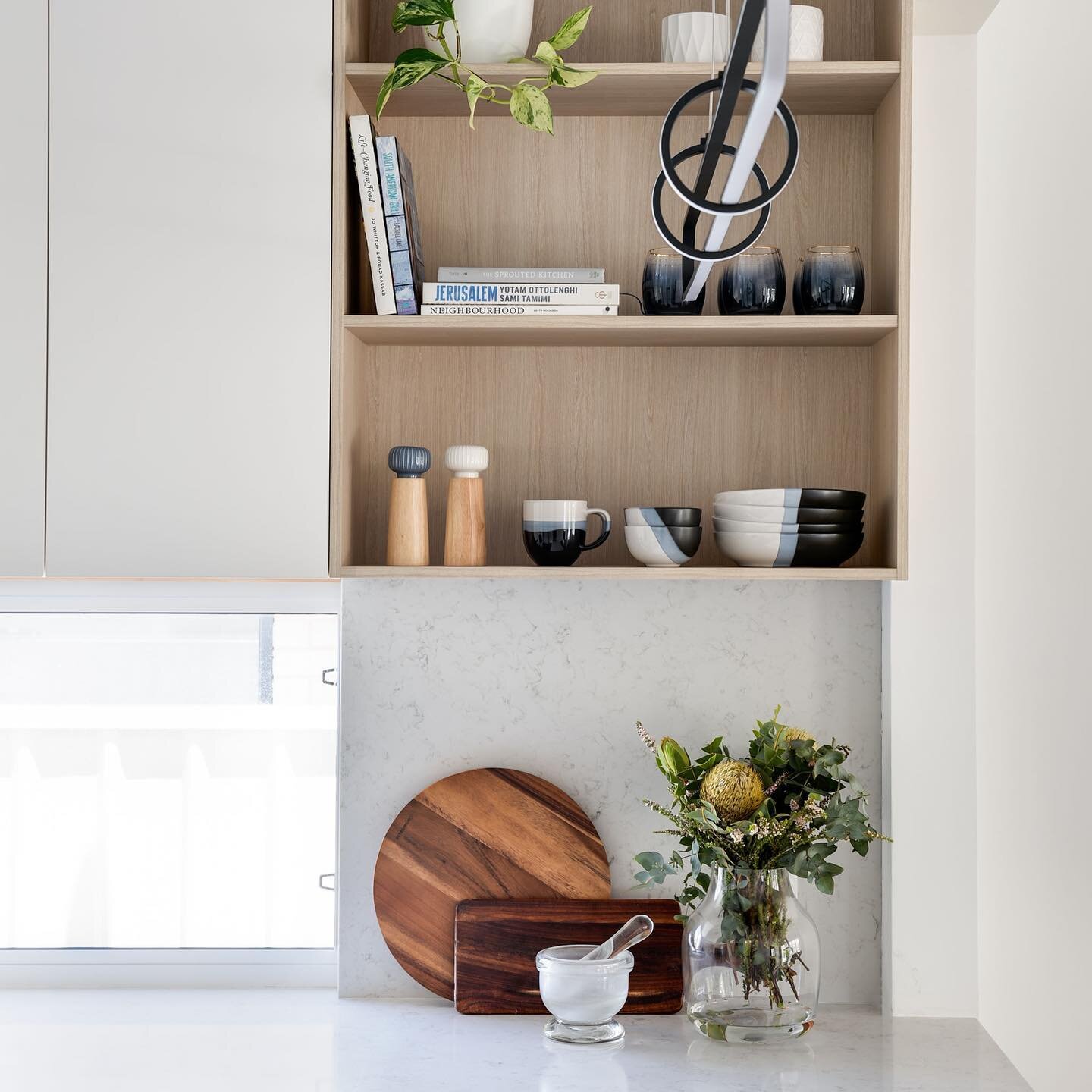 A functional kitchen can make cooking a pleasure.  How can I help you create your dream kitchen??
#perthinteriordesign #perthkitchen #perthkitchens #kitchendesign #interiordesign.  Photos @carla_atley