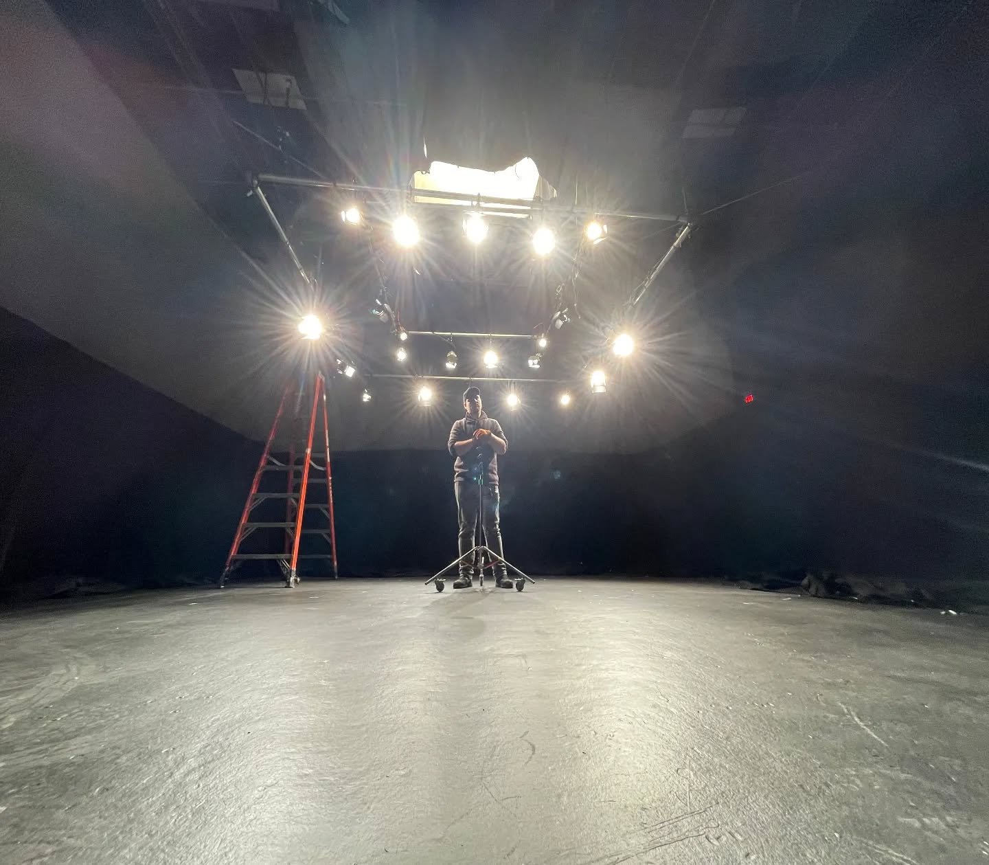 "I'm not a (sound) boy, I am a (sound) man." -Spongebob SquarePants

Soundboi music video with the homies dp @jonglendon kg @thebeastmilk 

3 frames rigged on pulleys. 6x6 softbox with skypanels, 8x8 &amp; 12x12 frame covered in 24 low watt