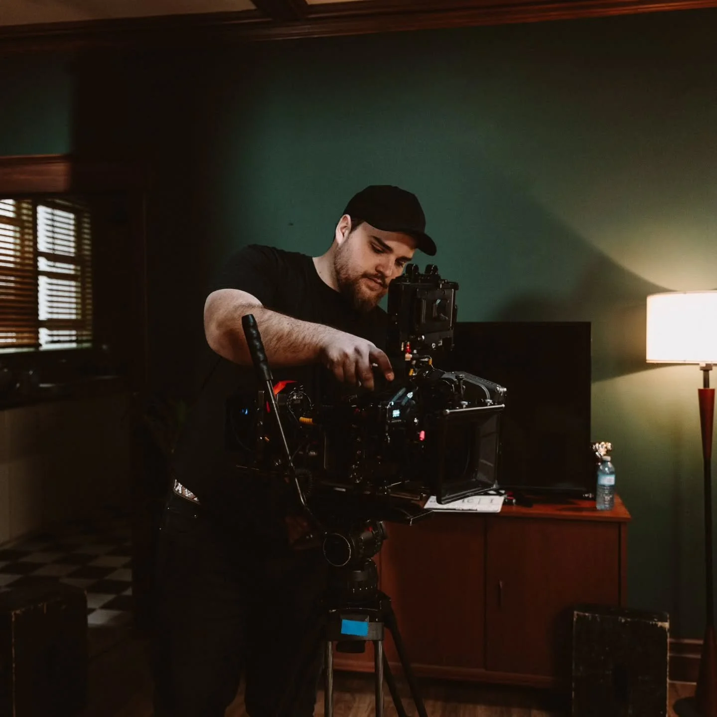 Who do you think you are? (a werewolf)

dir. @traksousa 
dop. @liamvanderploeg 

gaffer. @caleeb_g
key. @gianni.caraccioli 
swing. @bazzmino 
swing. @fer_pereyra6 

1st. @spotvpreispodne 
2nd. @alanhawsy 
bcam. @kiamozaffari

prod. @trakjustin @trakf