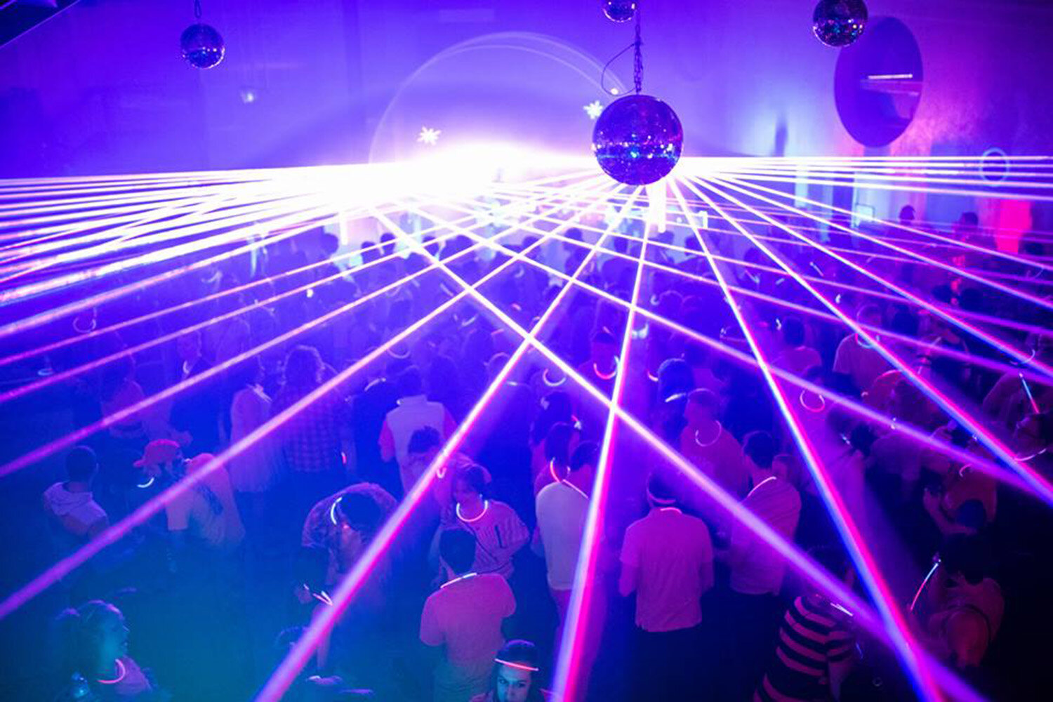 Immerse in a laser show that surrounds you with images, colours, lights and sound.