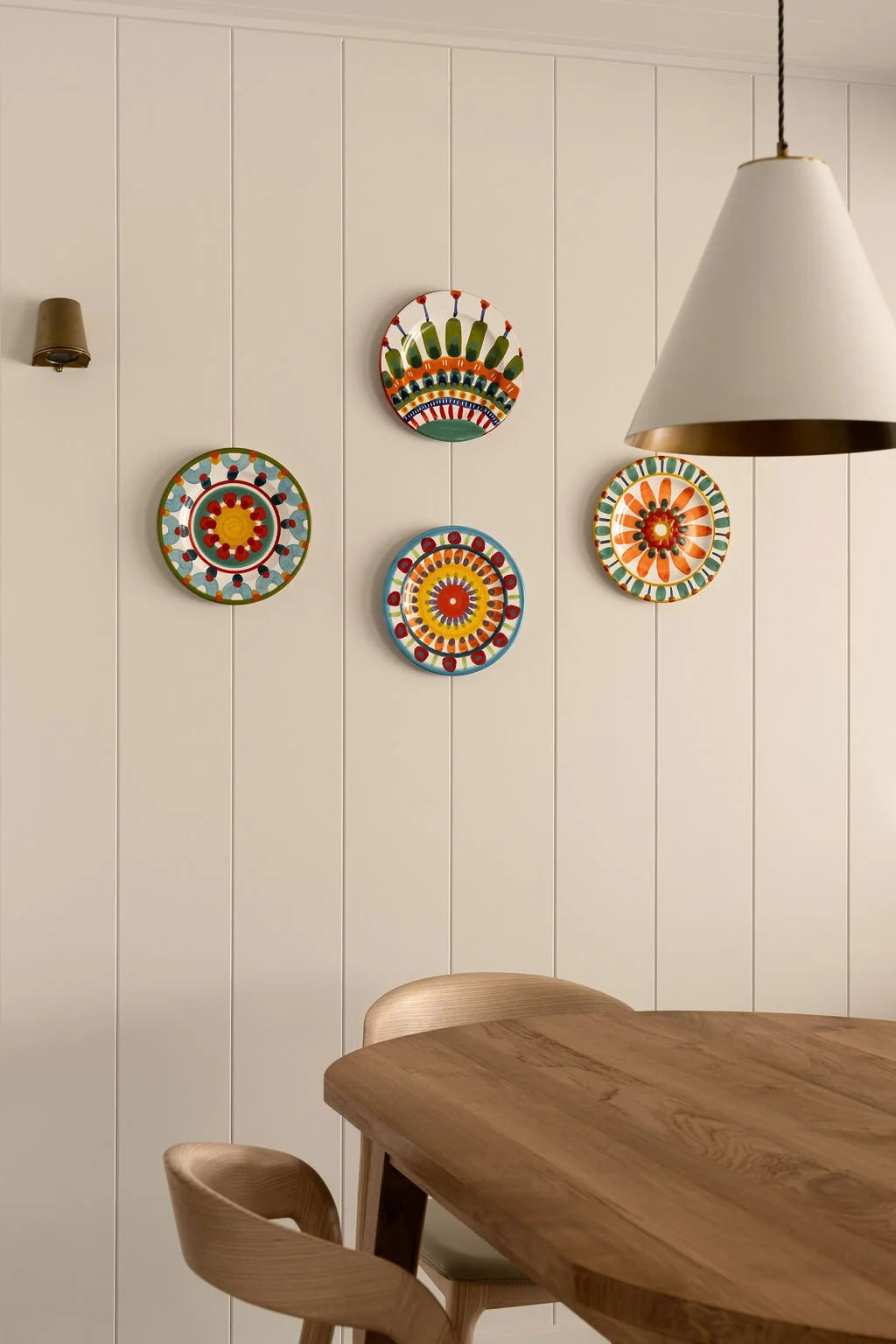 Noosa, Queensland- holiday unit with wall paneling and decorative plates