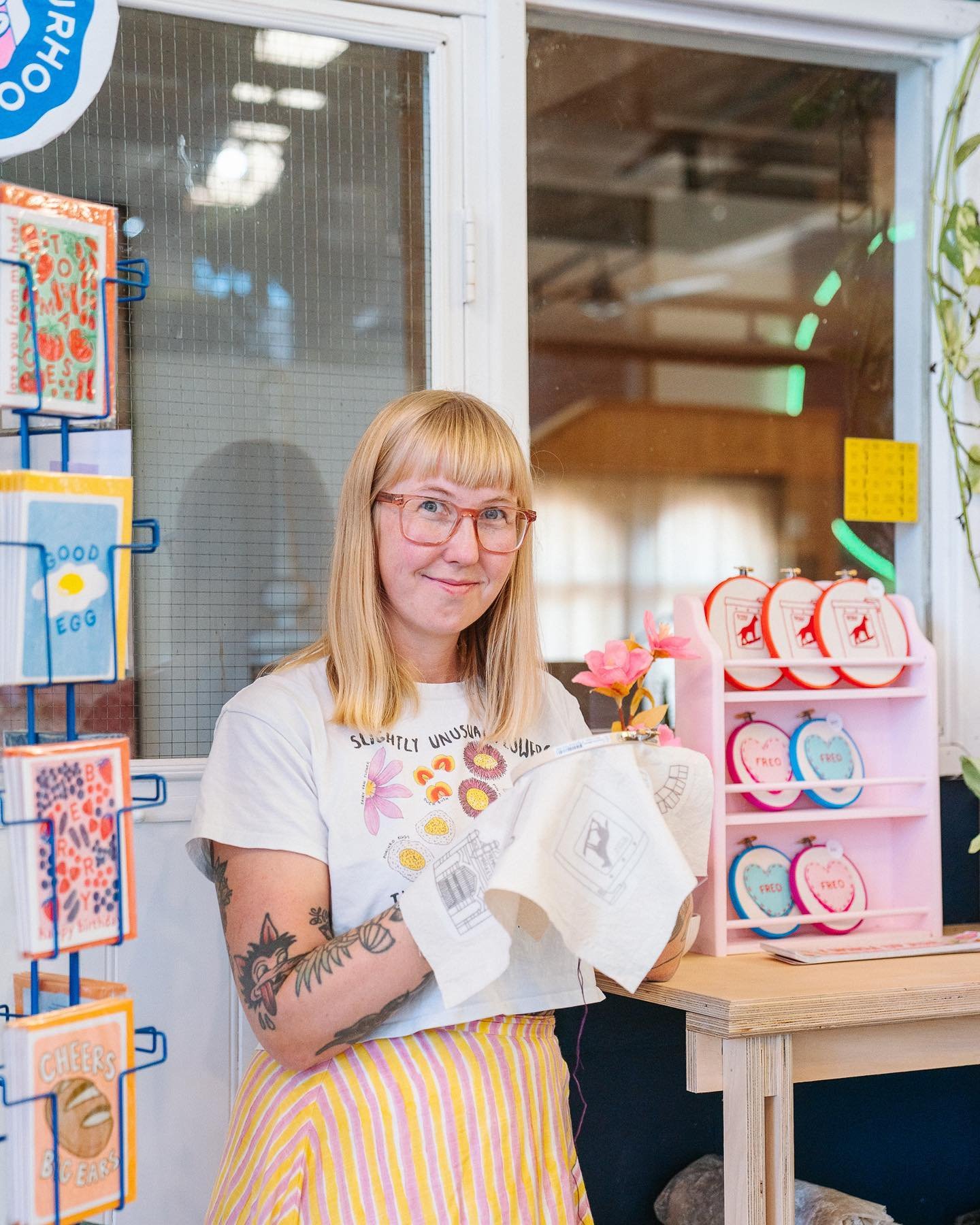 Ummm, am I the cutest little shop keeper or what?! I had a fab day stitching, selling my goodies and yapping to everyone at the beautiful makers pop-up shop organised by @neighbourhoodpress at @stackwood_ on Saturday 💘 

This was my first time doing