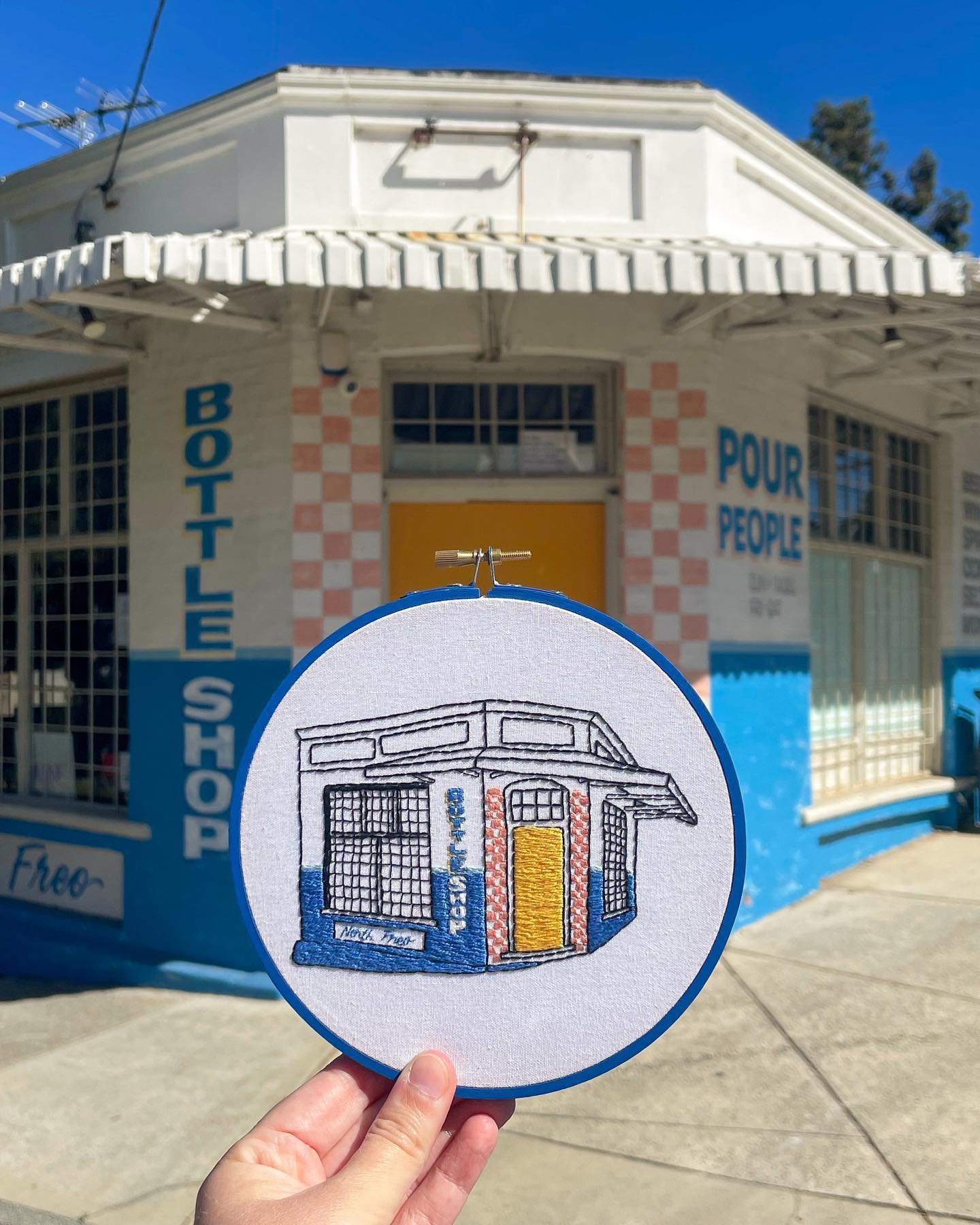 I stitched Freo&rsquo;s happiest bottle shop - Pour People! 🍻☀️ The beautiful bright shopfront of @realpourpeople caught my eye as I was walking to the @northfreosocialfarm Christmas market last year and OBVIOUSLY I had to stitch it. I&rsquo;ve only