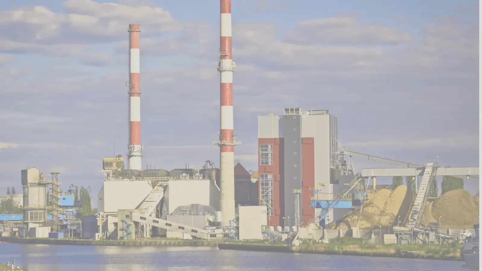 Blockheizkraftwerk am Fluss.webp