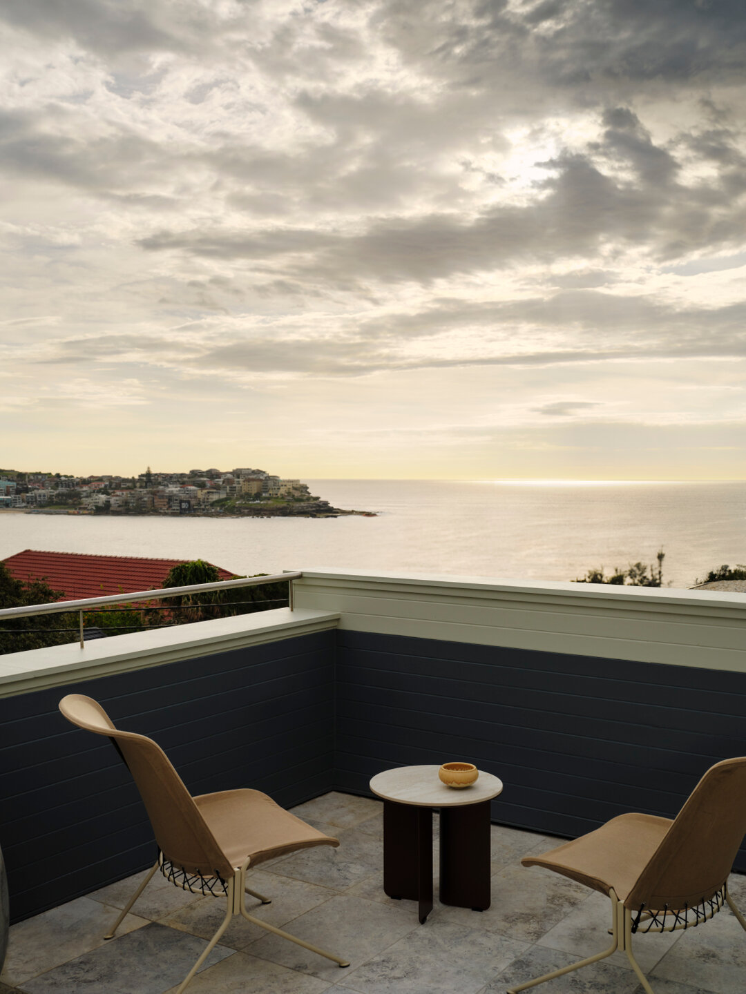 Headland views from our Fletcher House terrace ⁣
.
.
.
.
Design: SE D&Eacute;A
Construction: @robertplumb.fix
Photography: @dave_wheeler
Styling: @atelier_lab_⠀⠀⠀⠀⠀

#fletcherhousetamarama #tamaramahouse #balconydesign #oceanviews  #oceanliving #sede