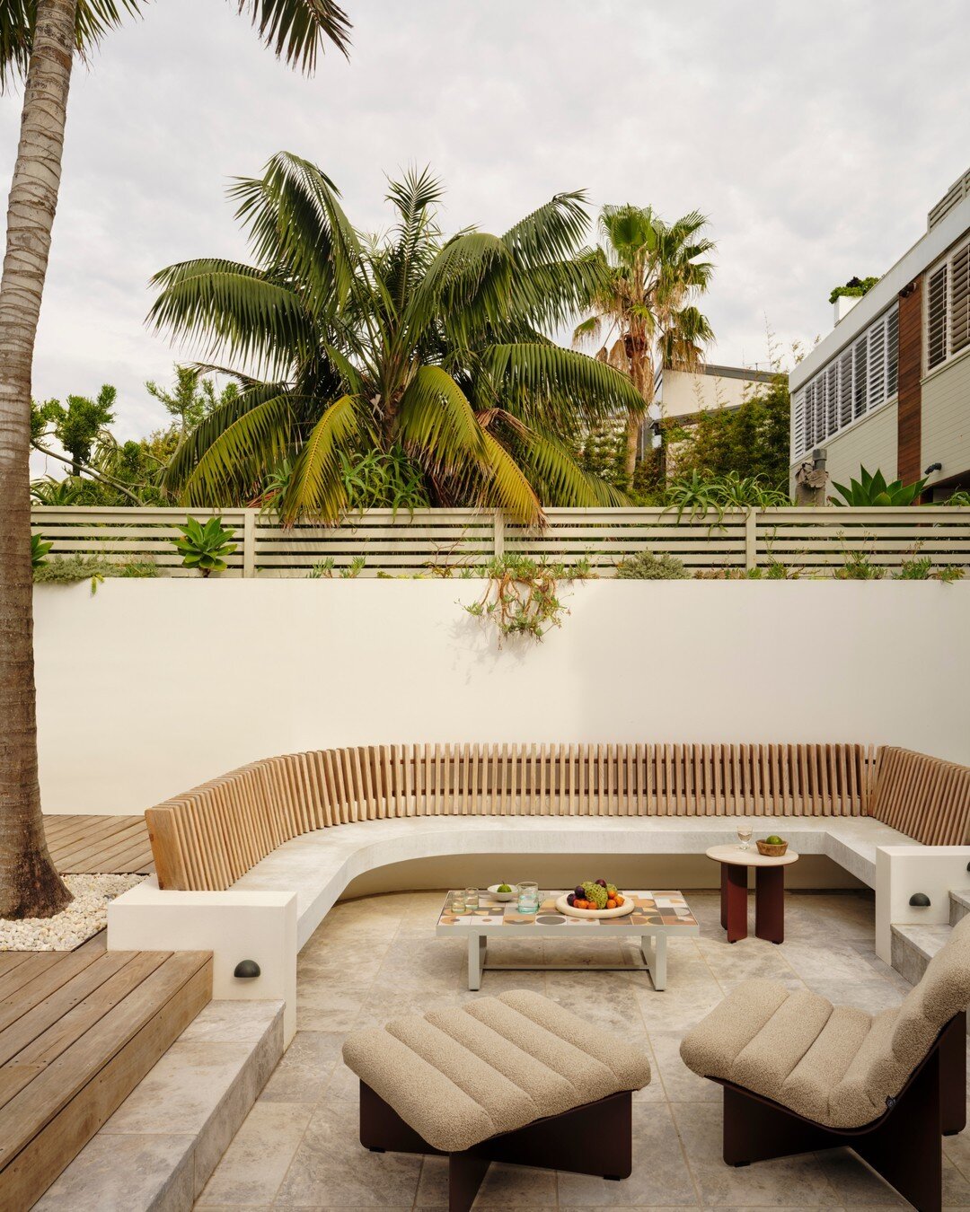 Custom sunken seating in our Fletcher House courtyard⁣.
.
.
.
Design: SE D&Eacute;A
Construction: @robertplumb.fix
Photography: @dave_wheeler
Styling: @atelier_lab_

Voom Lounger And Ottoman,  Side Table with Marble Top by @madebytait

Ribbon Table f