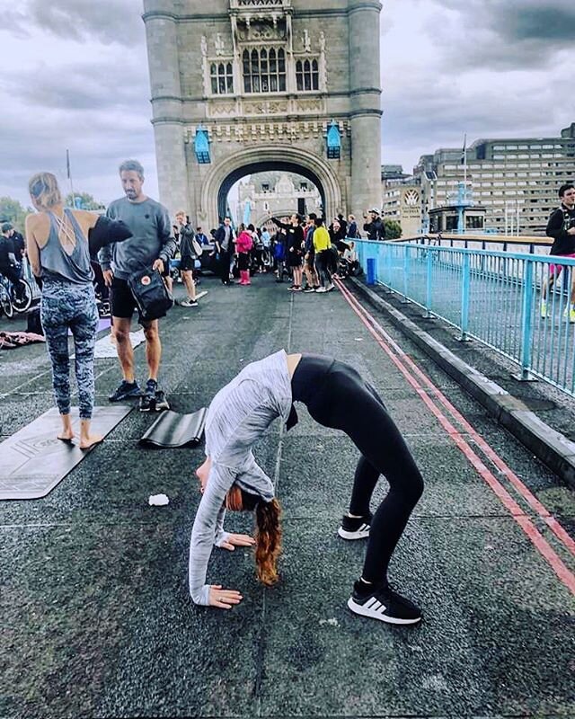 Yoga and meditation on TOWER BRIDGE. Making history -1500 people breathing together to support #carfreelondon hosted by @wanderlustgb &amp; @transportforlondon ❤🙏
.
.
Truly amazing to see the city so quiet and peaceful. We even played badminton for 