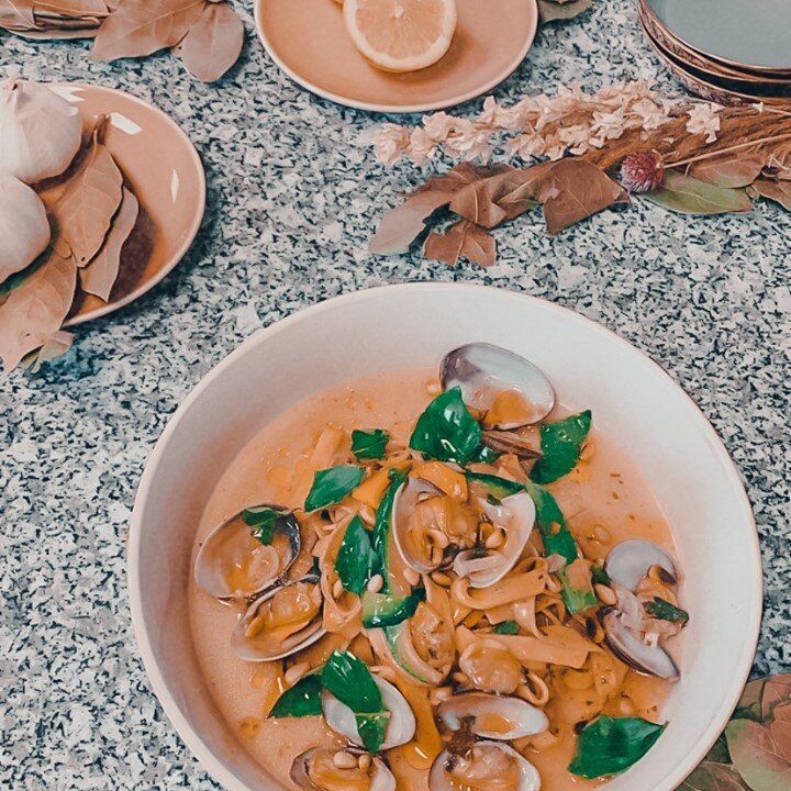 Nos tagliatelles aux palourdes et aux courgettes vous plongent instantanément dans la Méditerranée. 💦☀ La fraîcheur de nos produits est l'une de nos priorités. La cuisine faite maison du sud est connue pour être gourmande, faite avec le ❤️ pou