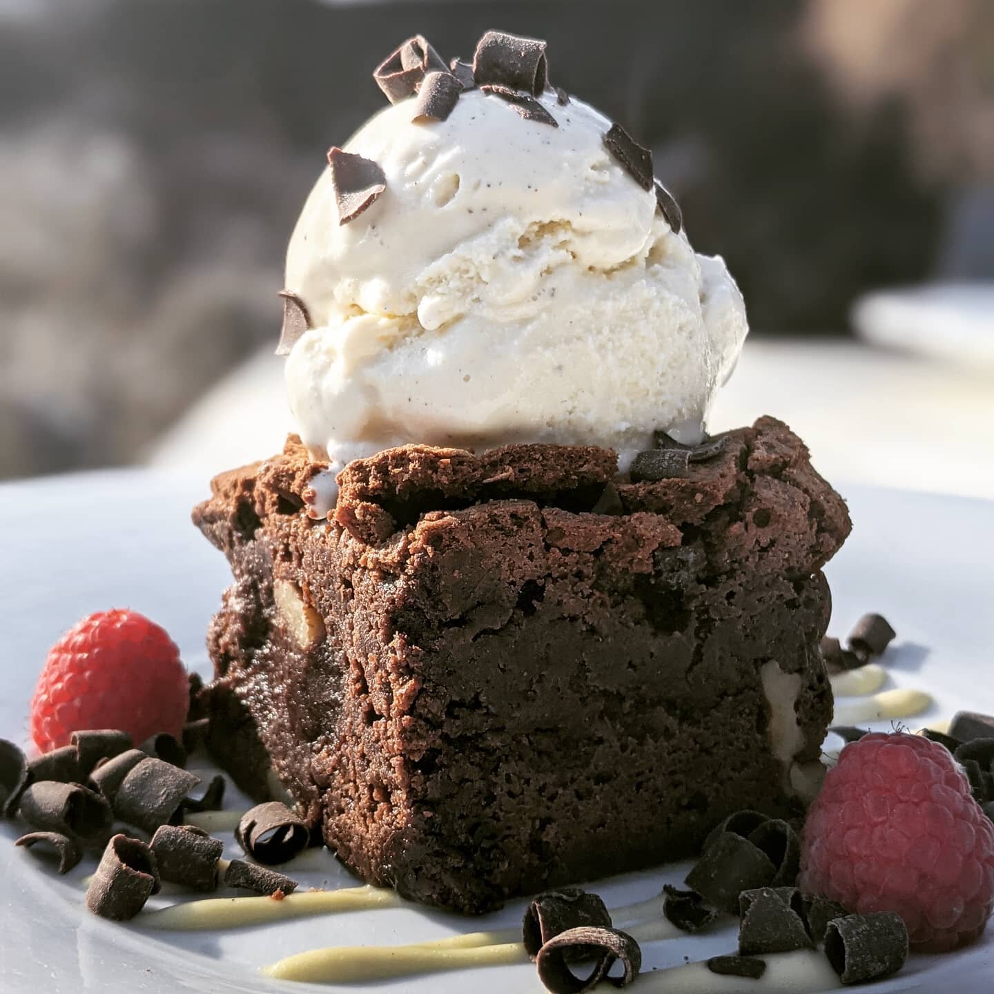 Chilling down this Warm Chocolate Brownie with some Mitchell's Vanilla Bean Ice Cream and cr&egrave;me anglaise 🤤
&bull;
&bull;
@mitchellsicecream #zackbruell #clevelandfoodie #treatyourself #clefood #clevelandeats #universitycircle #saveroomfordess