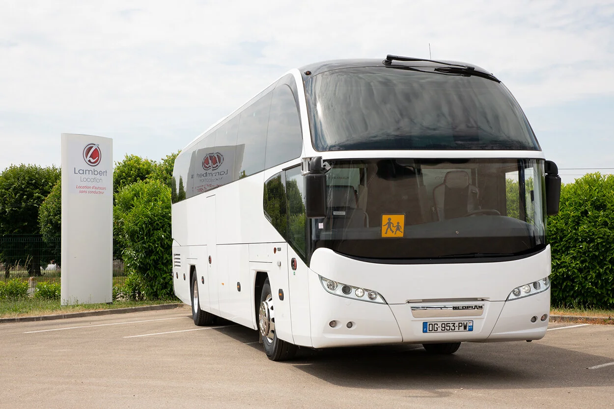 Location autocar grand tourisme sans chauffeur — Lambert Locations