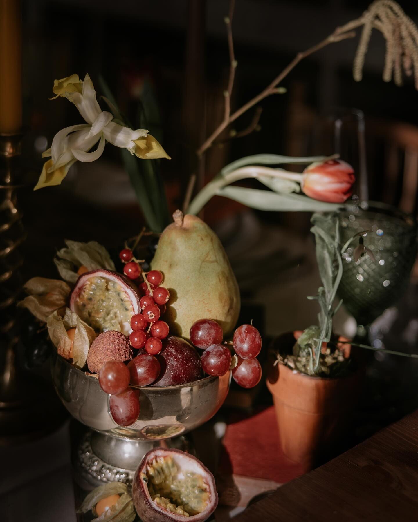 Josie and Fergus dreamed of a Renaissance wedding - the feeling that you&rsquo;re walking into a painting. 
St. Giles House was a perfect backdrop for all the flowers, fruit and candles and capturing every moment felt like bottling pure magic. 

Venu